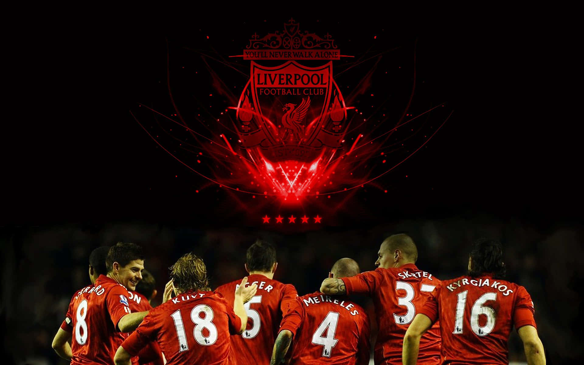 Liverpool 桌布 壁紙 — 利物浦FC球員身穿紅色球衣，在黑暗背景下，聚集在散發火紅火花的發光會徽下。