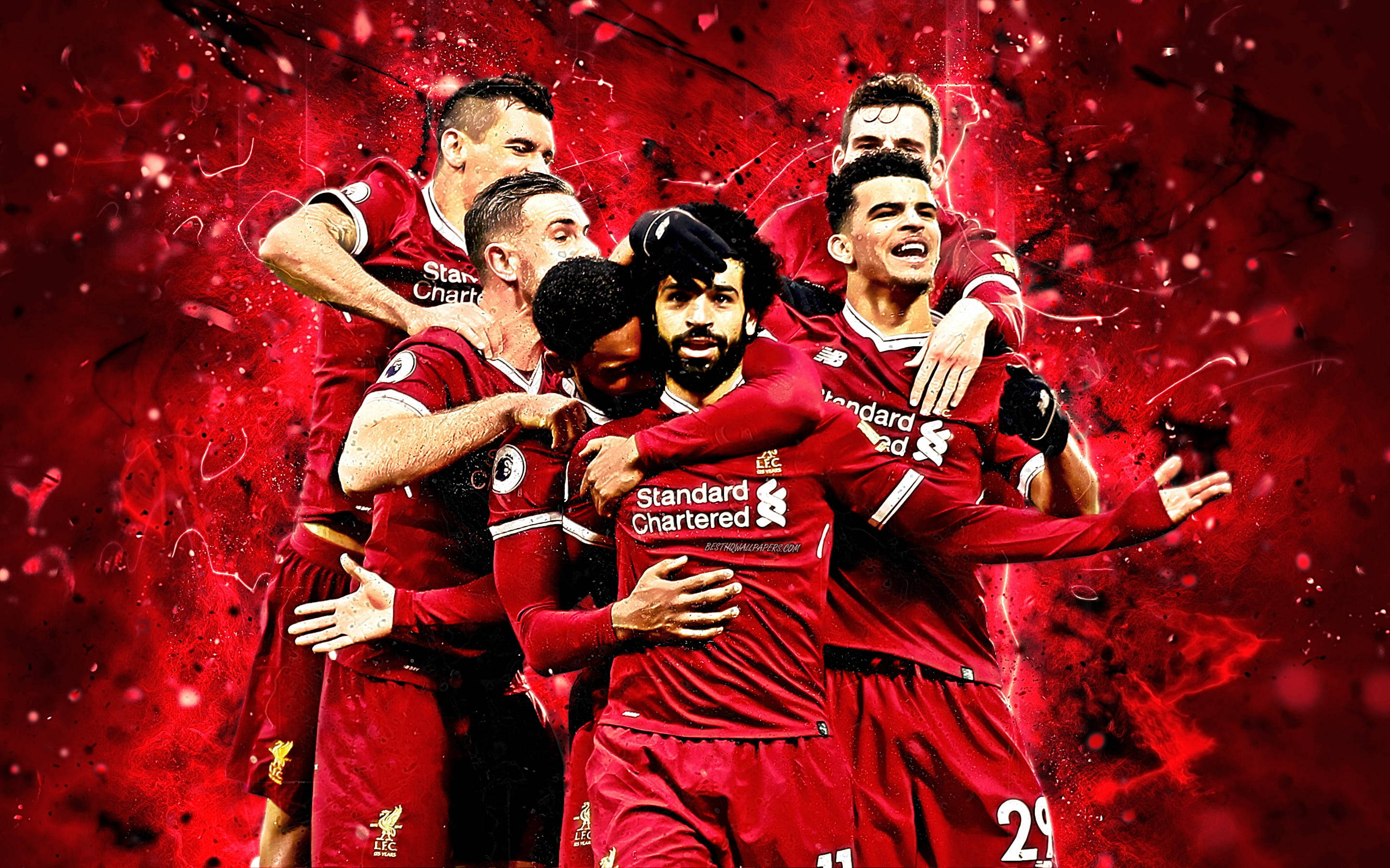 Liverpool Fc 桌布 壁紙 — 利物浦足球員身穿紅色球衣，在充滿活力的紅色抽象背景和五彩紙屑效果下勝利慶祝。