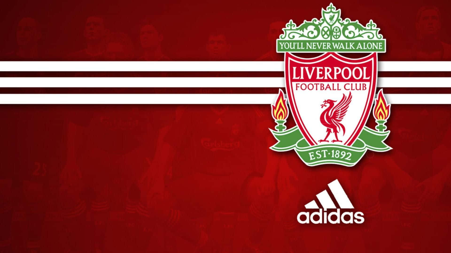 Liverpool Logo 桌布 壁紙 — 利物浦足球會徽章，帶有紅白條紋和 Adidas 標誌，深紅色背景上帶有模糊的球員剪影。