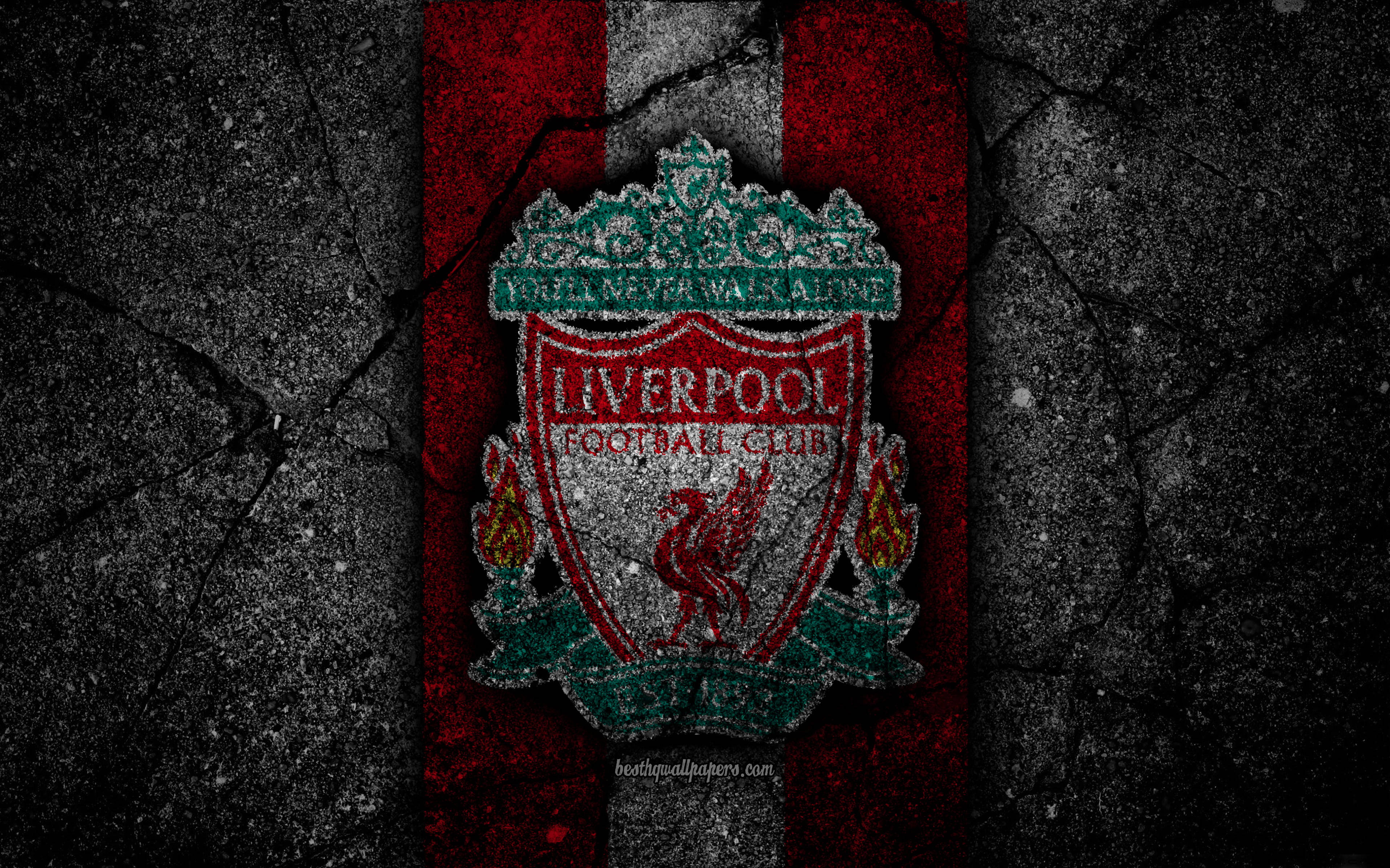 Liverpool Fc 桌布 壁紙 — 利物浦足球會徽章以粗糙的紅色和綠色蝕刻在裂開的瀝青背景上。