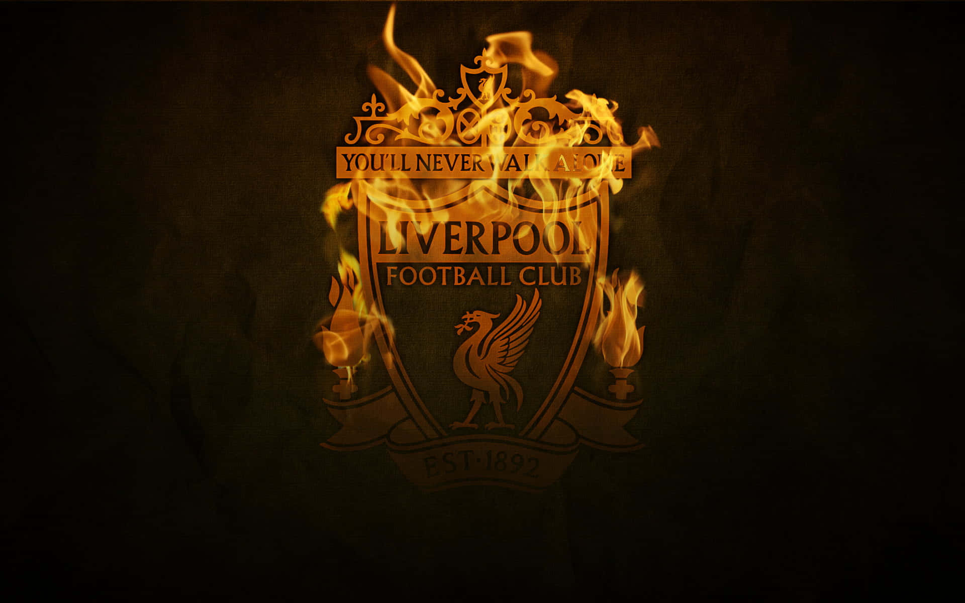 Liverpool Logo 桌布 壁紙 — 利物浦足球會徽章在深色紋理背景上被熊熊火焰吞噬。