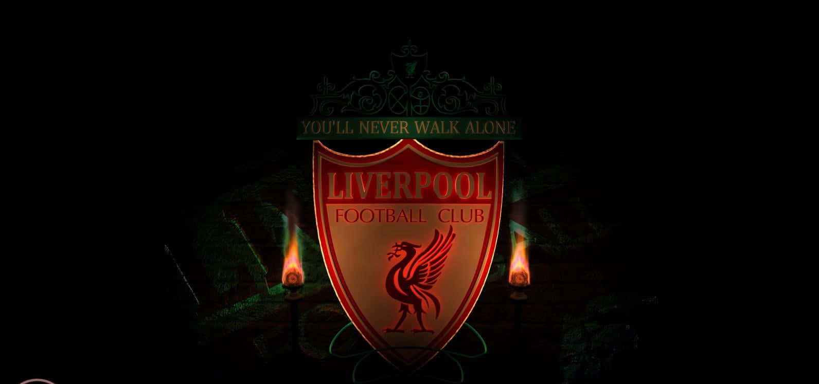 Liverpool 桌布 壁紙 — 利物浦足球會徽章在黑暗石頭背景上，於兩支點燃火炬之間發出紅色光芒。