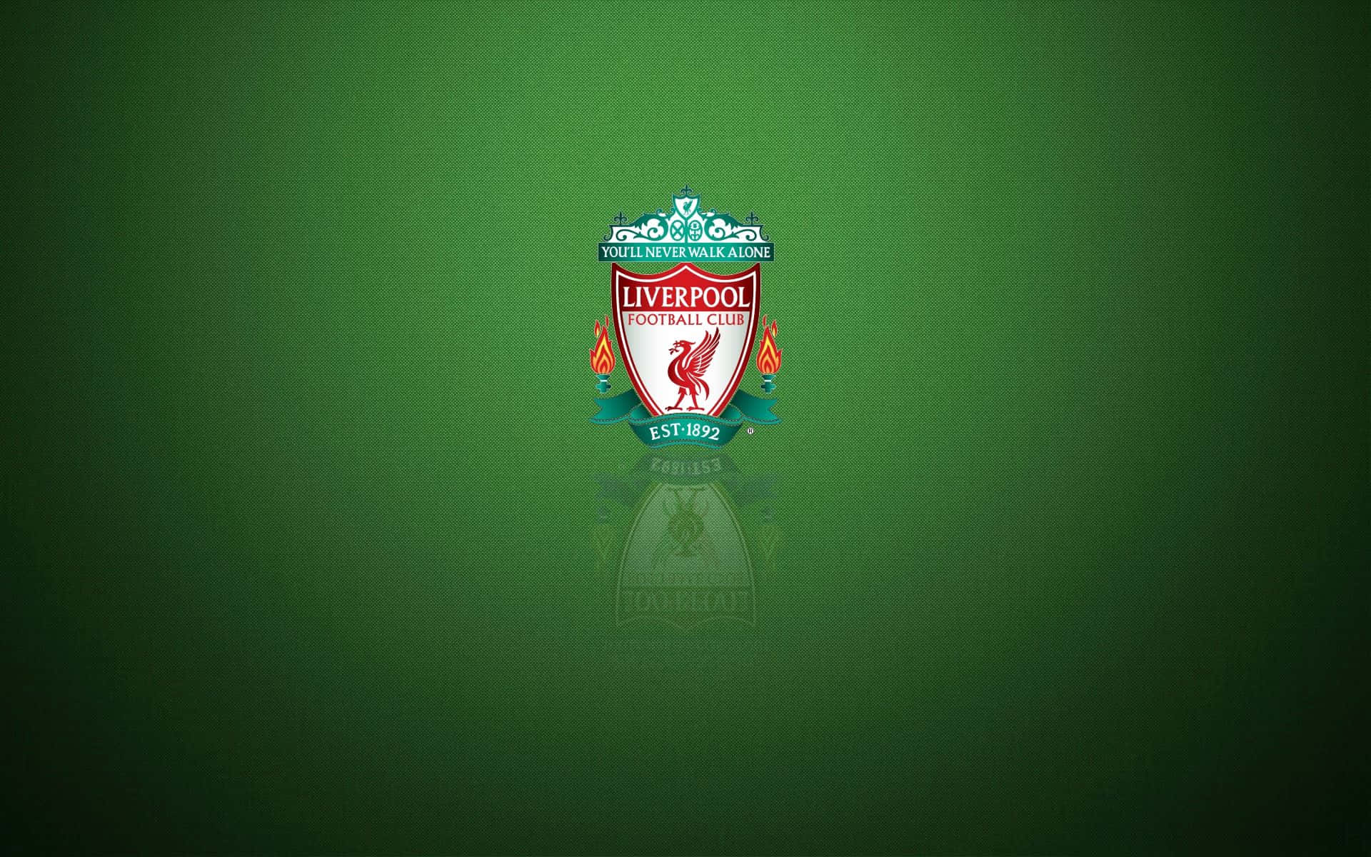 Liverpool Logo 桌布 壁紙 — 利物浦足球會徽章居中於帶有紋理的綠色漸變背景上，下方有微妙的倒影。