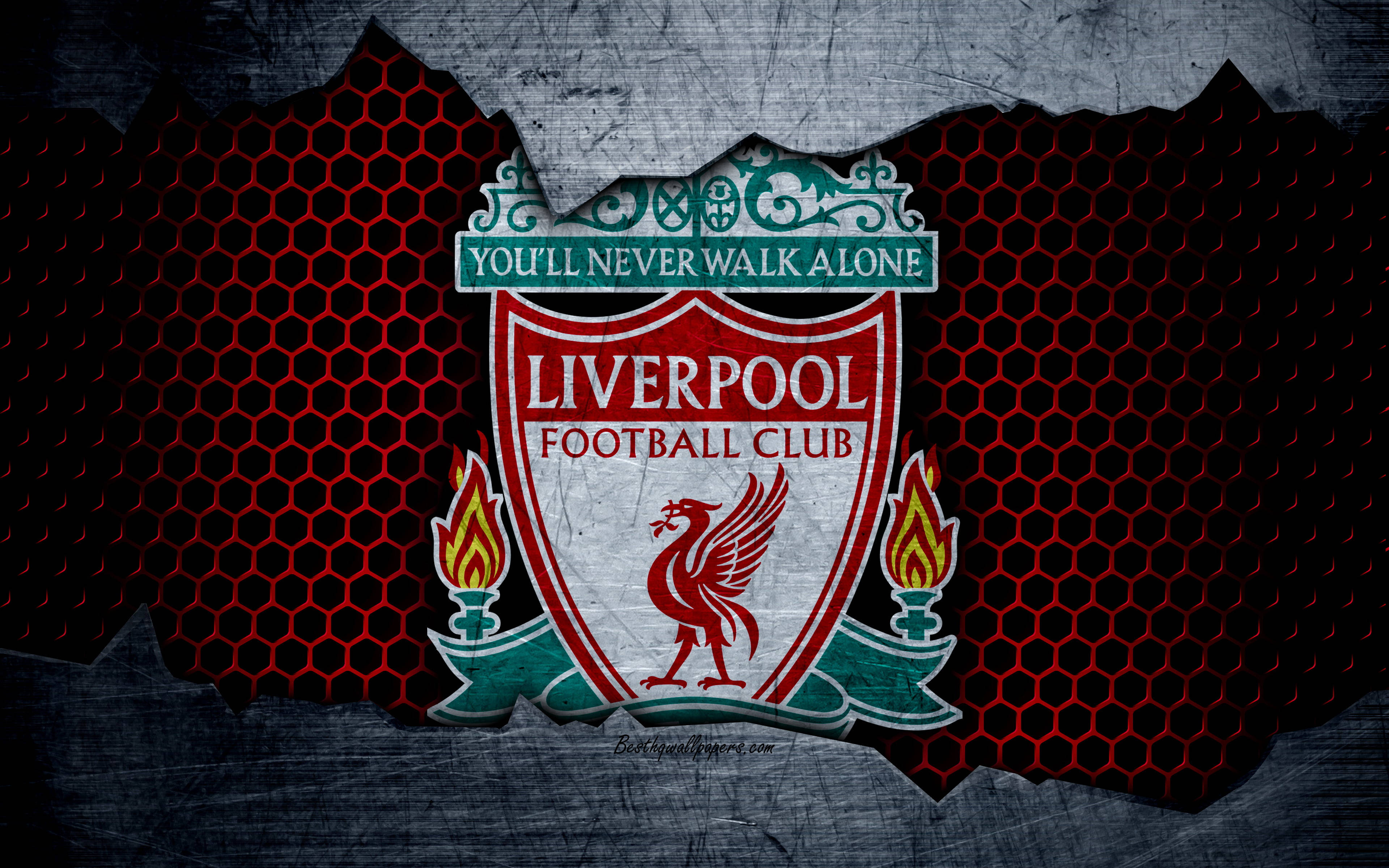 Liverpool Fc 桌布 壁紙 — 利物浦足球會徽章從撕裂的金屬中浮現，露出紅色六角形圖案和熾熱的火炬。