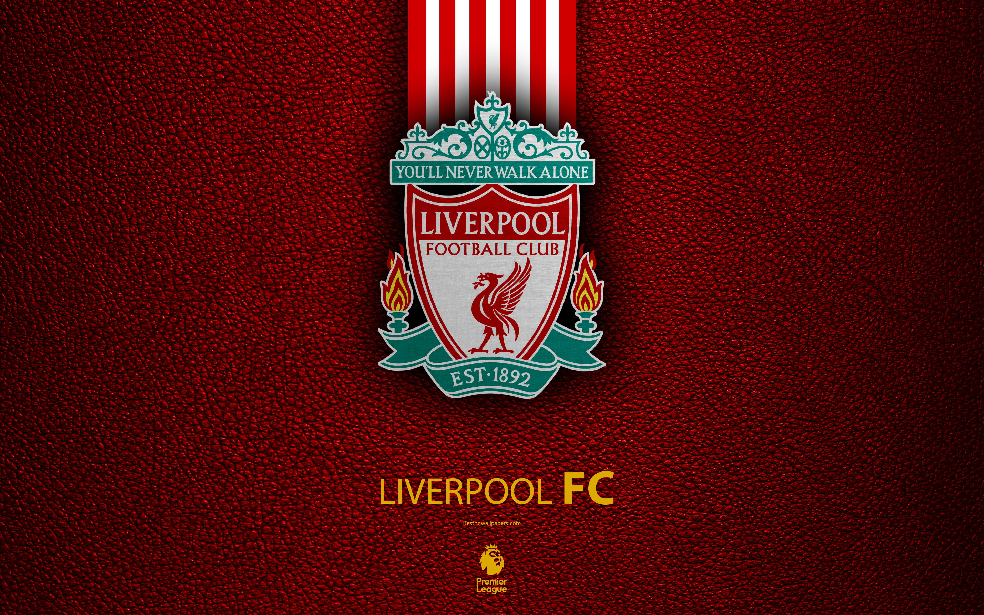 Liverpool Fc 桌布 壁紙 — 利物浦足球會徽章置於有紋理的紅色皮革背景中央，附有球會格言及成立年份。