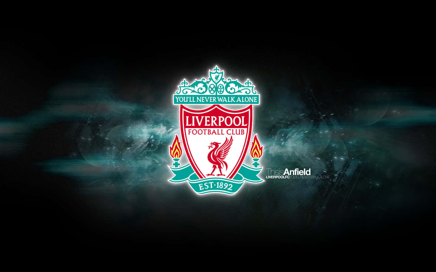 Liverpool 桌布 壁紙 — 利物浦足球會會徽在黑暗煙霧背景和球場燈光下，散發出火紅和藍綠色的光芒。