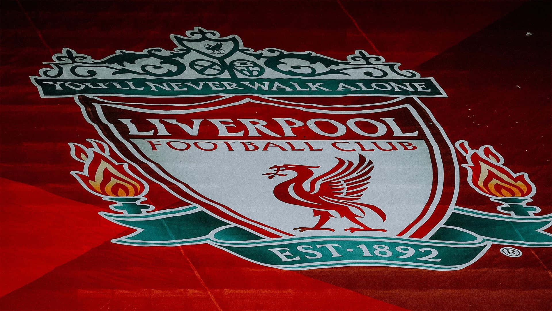 Liverpool 桌布 壁紙 — 利物浦足球會紅色旗幟的特寫，旗上帶有會徽，會徽上有紅色的利物鳥和燃燒的火炬。