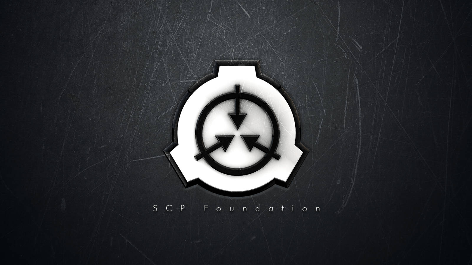 刮痕背景上的SCP標誌 壁紙 — 一個鮮明的白色SCP Foundation標誌，帶有黑色箭頭，位於刮花的深色金屬表面上。