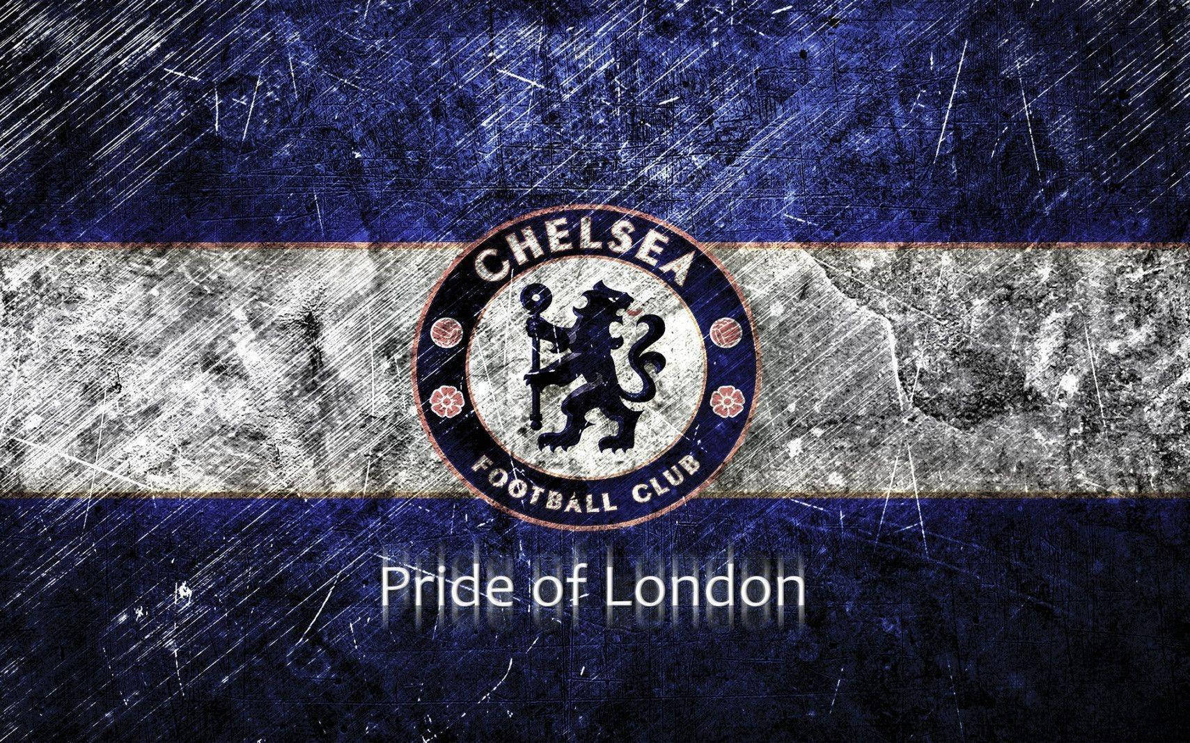 車路士足球會標誌在磨損的藍白條紋背景上，帶有「Pride of London」文字。