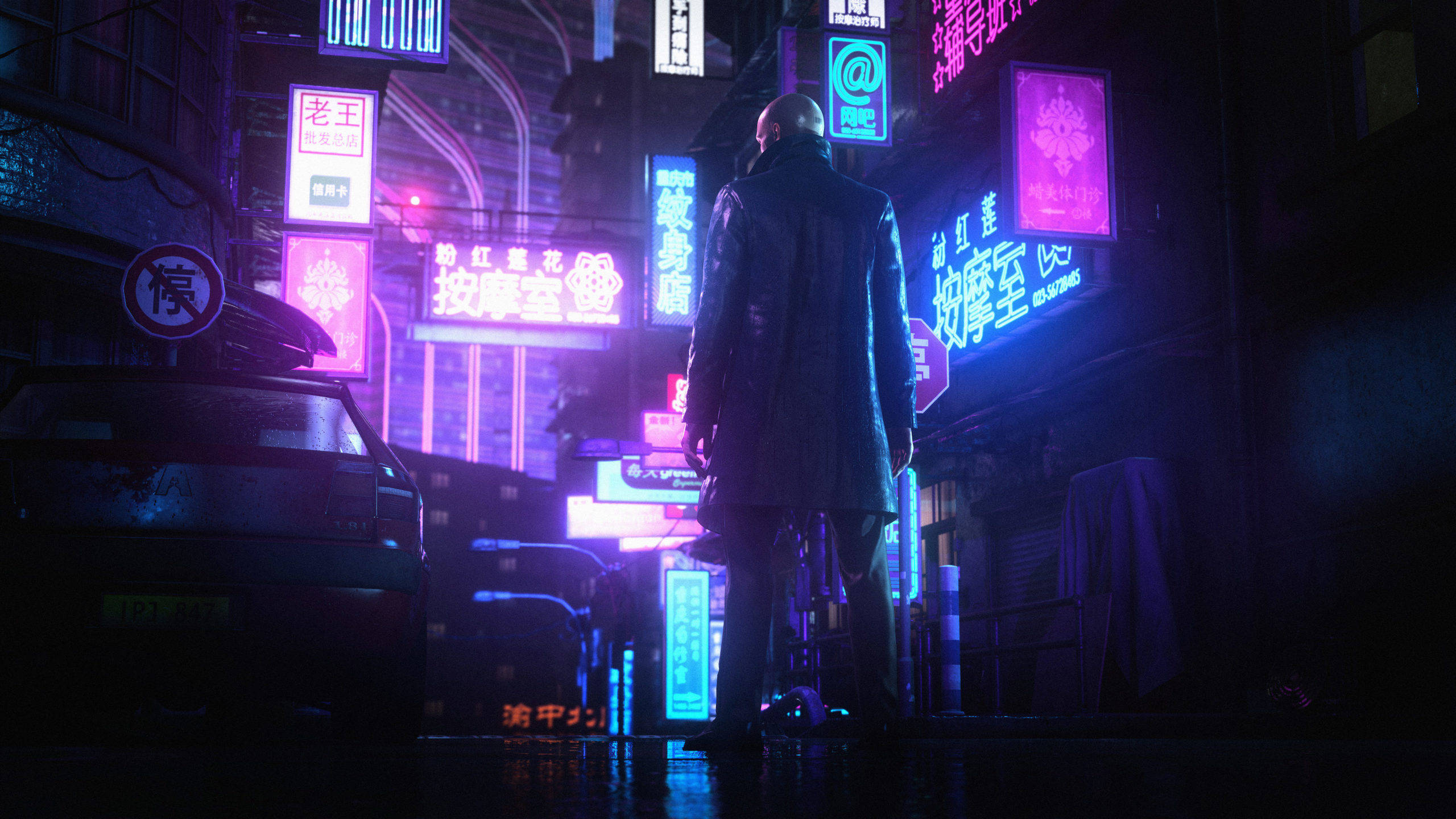 《刺客任務3》重慶美學夜景 壁紙 — 一個孤獨的身影穿著風衣，站在被雨水浸濕的霓虹燈小巷中，周圍是發光的招牌和停泊的汽車。