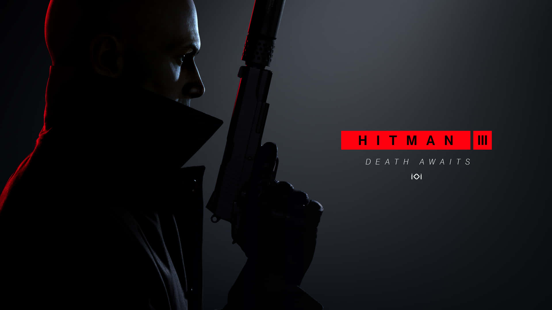 一個陰影刺客手持手槍，帶有紅色高光和Hitman III遊戲標誌。