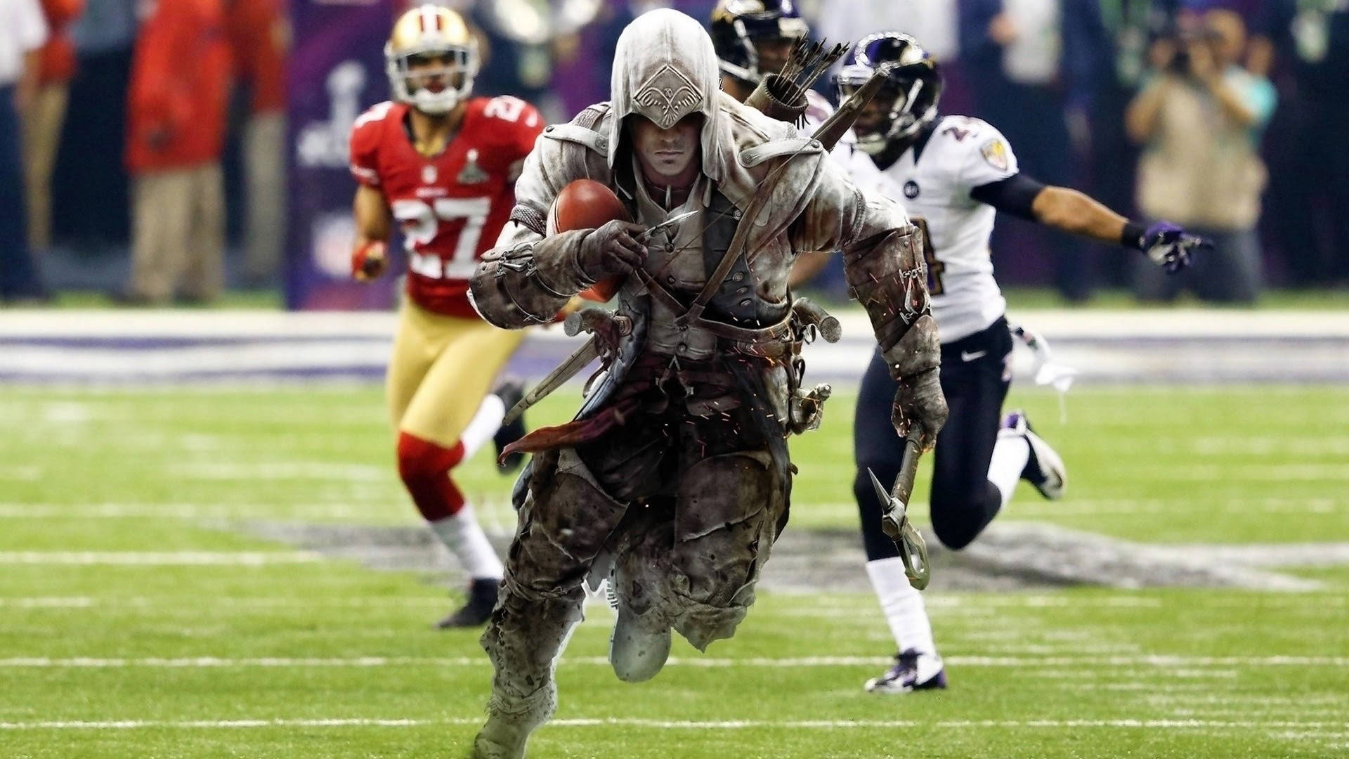 刺客信條主角艾吉奧在NFL球場奔跑 壁紙 — 一名身穿破爛連帽服的刺客，在NFL球員追趕下，抱著橄欖球衝過球場。