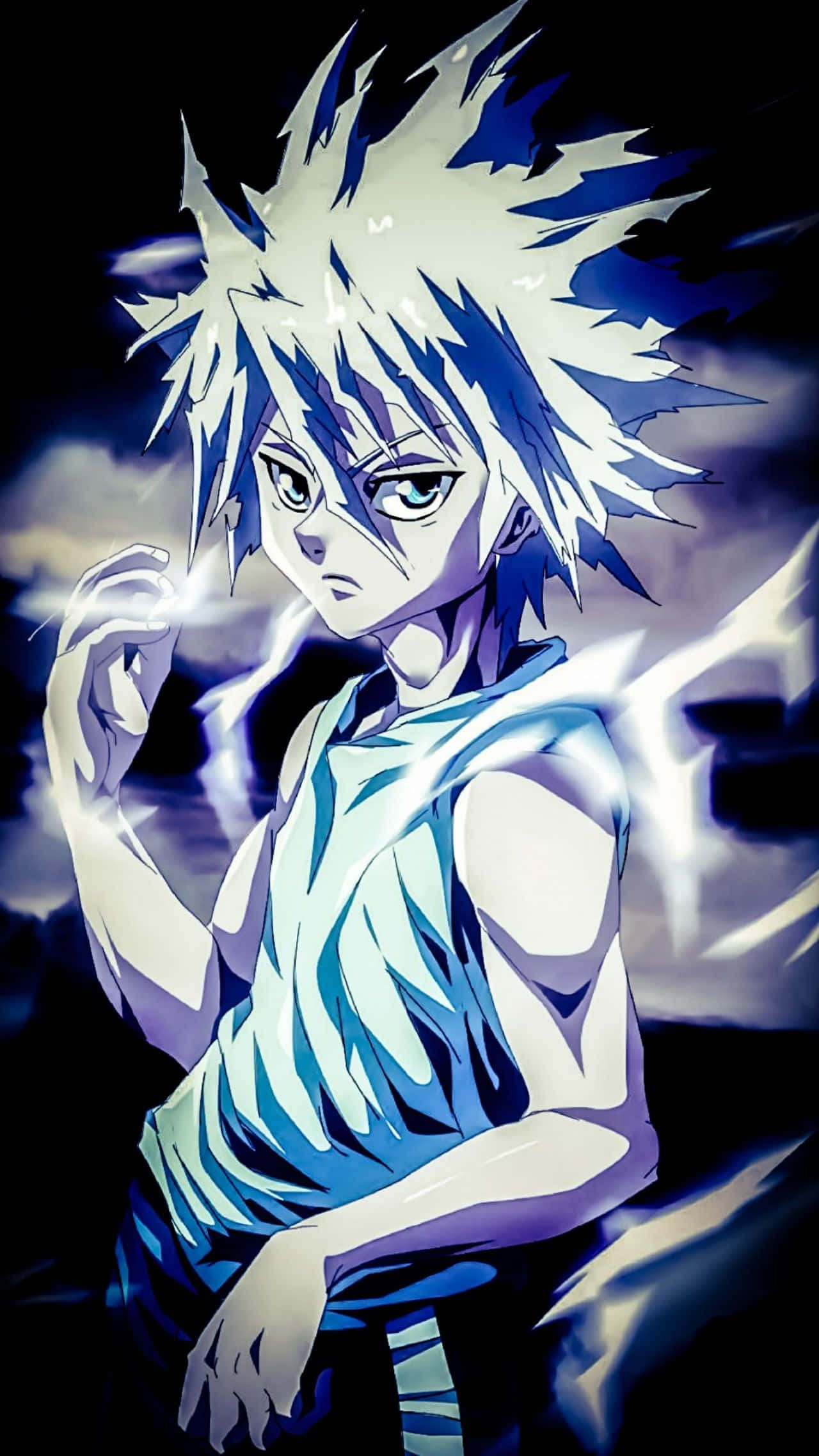 刺客與善良的朋友Killua 壁紙 — 一個刺蝟頭動漫男孩，手上閃爍著藍色能量，背景是黑暗暴風雨的天空。