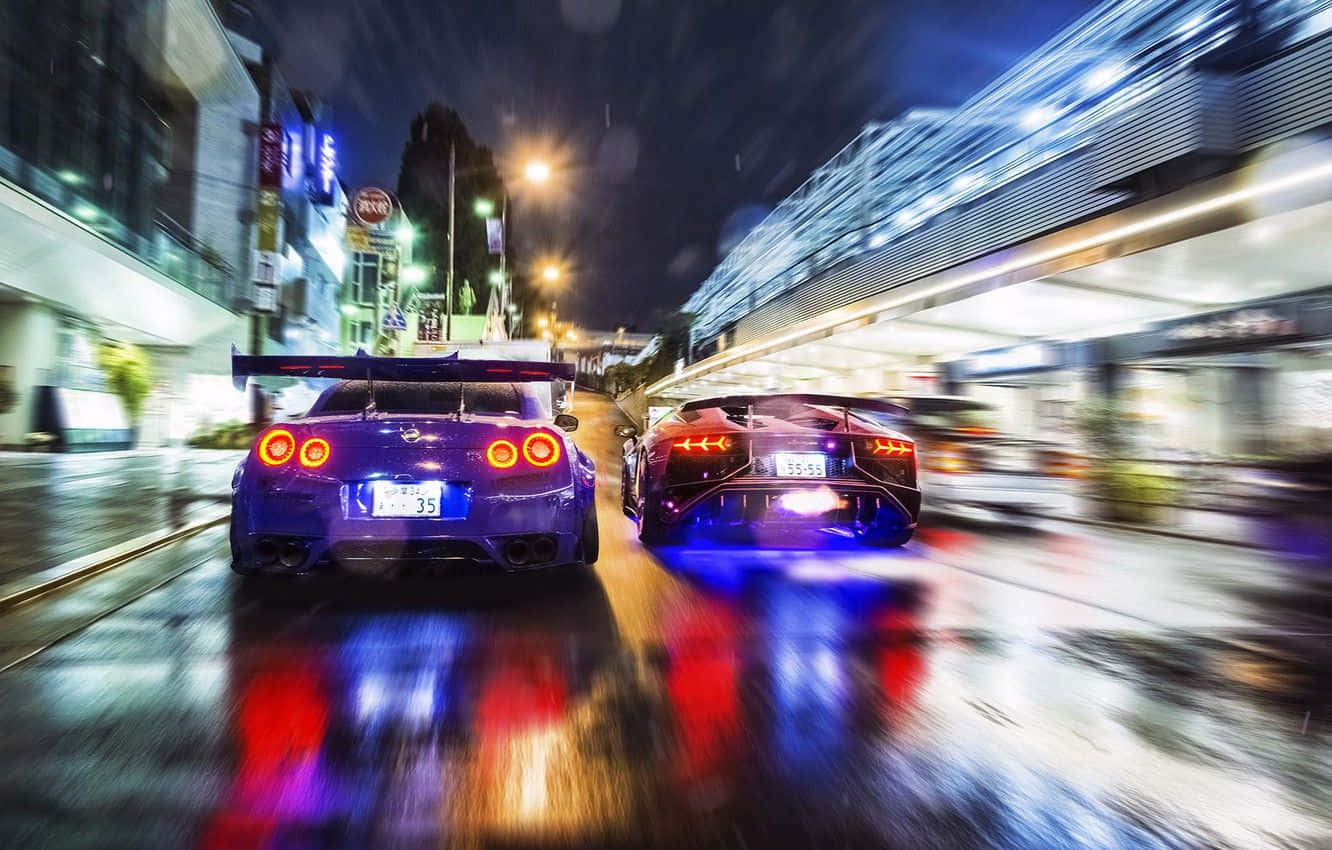刺激夜間街頭賽車 壁紙 — 兩輛高性能跑車在夜間穿過霓虹燈照亮、雨水濕滑的城市街道，帶有動態模糊和發光的尾燈。