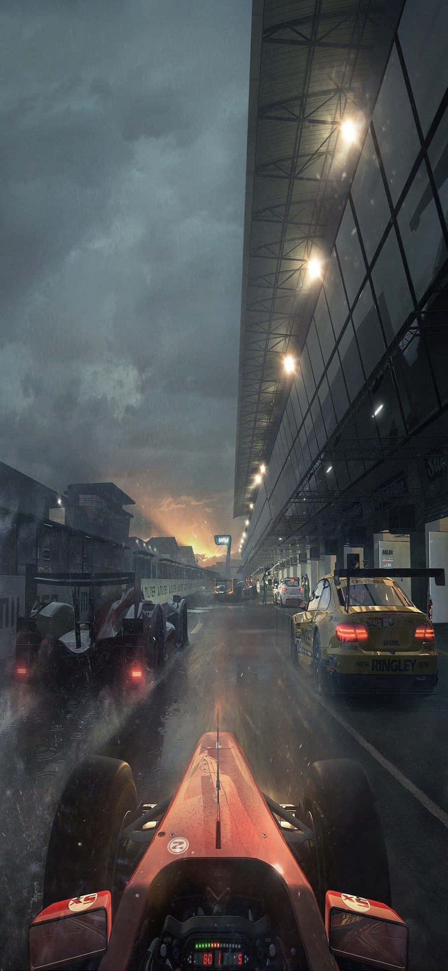 刺激賽車體驗，iPhone X《Project Cars》高畫質遊戲背景 壁紙 — 一輛紅色賽車在風暴天空下，穿過被雨水浸濕的維修區車道，頭頂燈光閃爍。