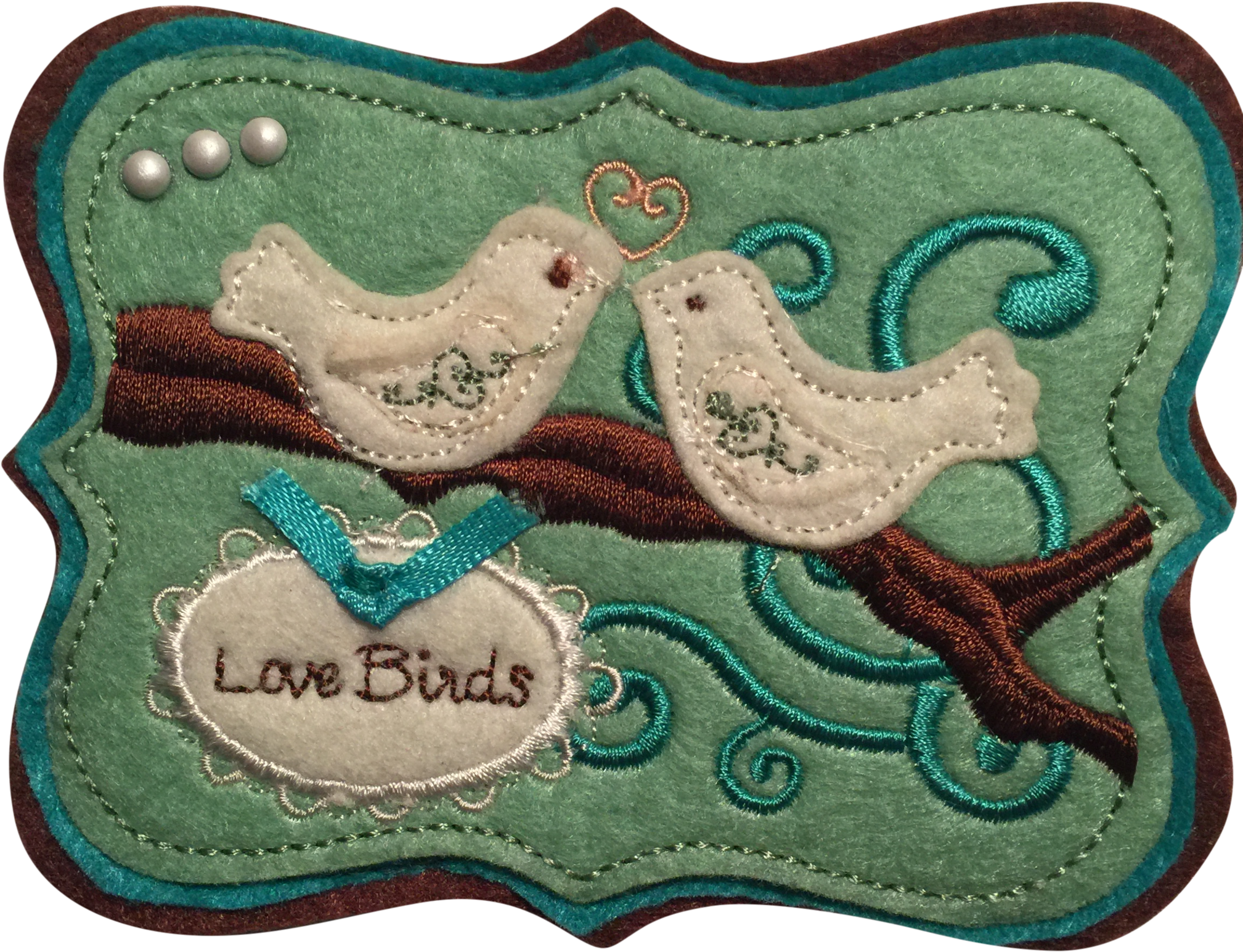 刺繡愛鳥藝術圖 壁紙 — 兩隻繡花愛情鳥棲息在樹枝上，帶有旋轉的藍綠色圖案和綠色氈背景上的「Love Birds」標籤。