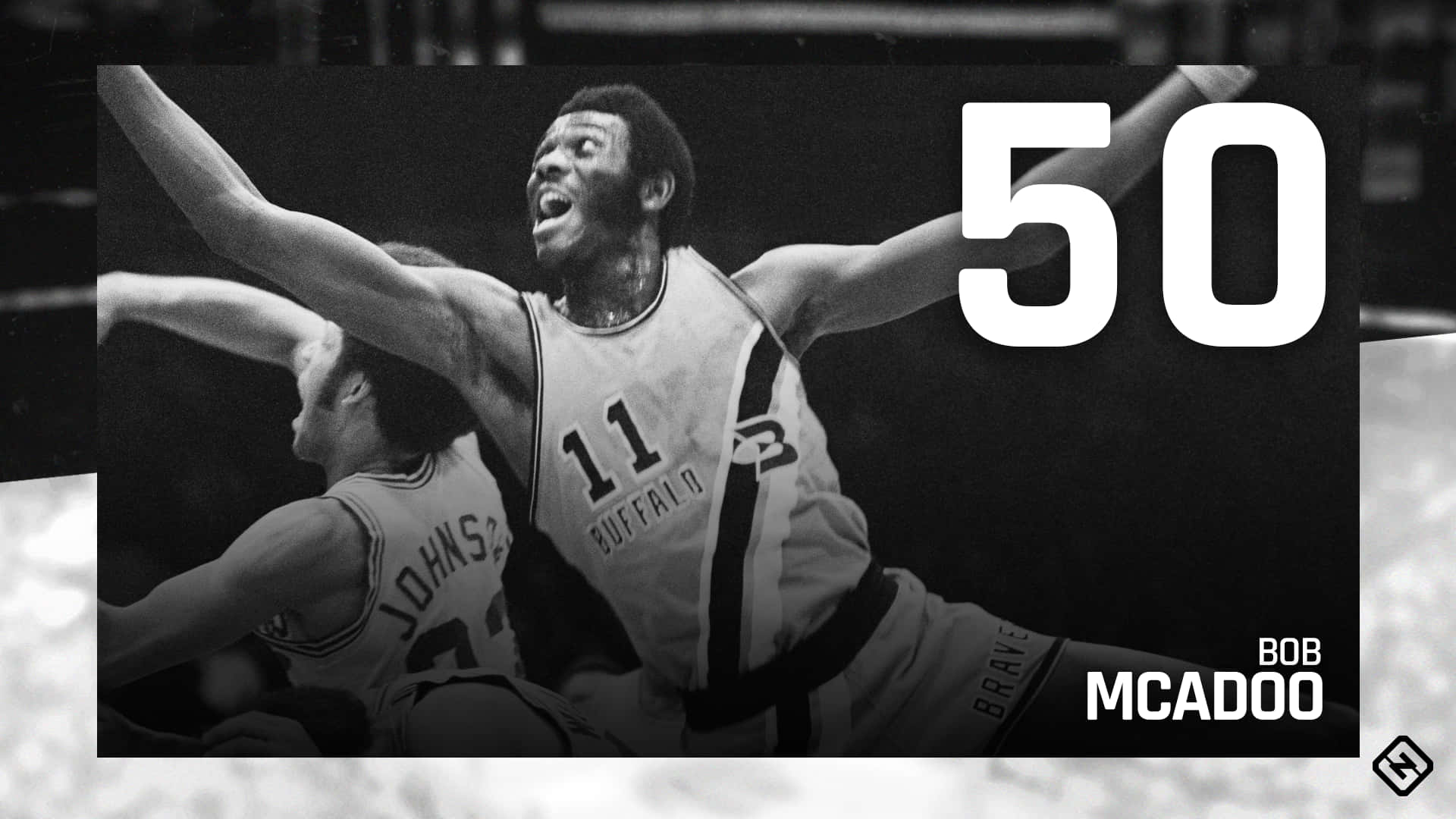 前NBA球星鮑勃·麥道奧入選NBA史上50大球星 壁紙 — 籃球運動員Bob McAdoo在比賽中張開雙臂在空中慶祝的黑白動作照。