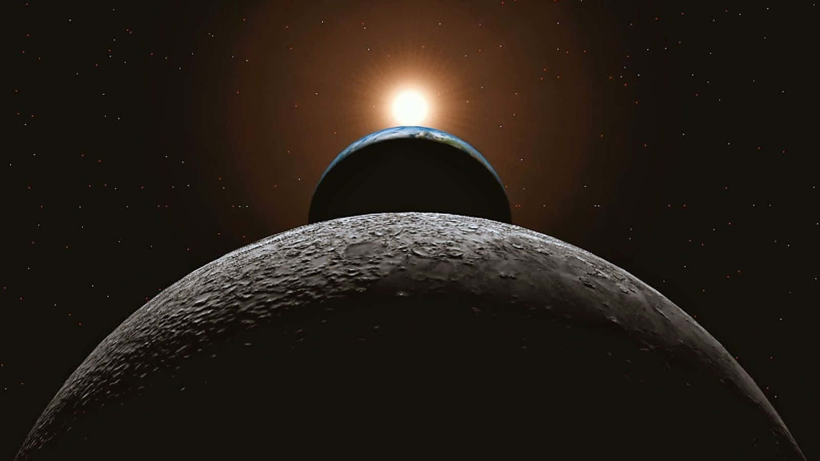 「前往星辰」 壁紙 — 一個天體景象，地球從佈滿隕石坑的月球上升起，背後是發光的太陽，映襯著繁星點點的虛空。