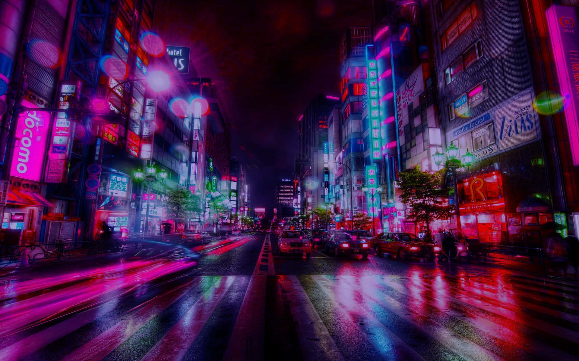 雨夜中霓虹閃爍的東京街道，發光的招牌和潮濕的人行道倒影。