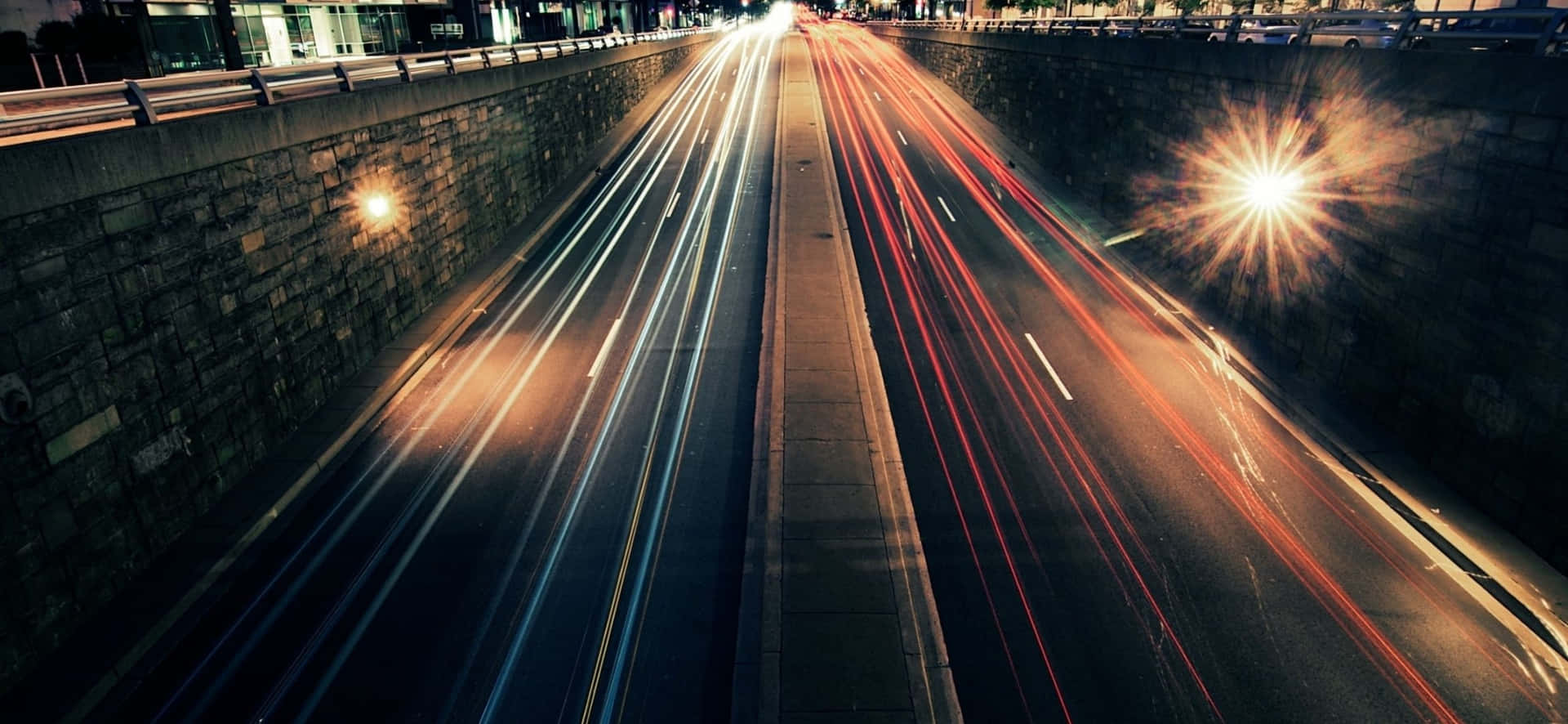 黑暗城市隧道中的汽車燈光軌跡（夜間）