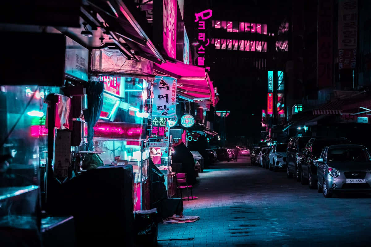 夜晚街道，發光的霓虹招牌和停泊的汽車映照在潮濕的路面上。