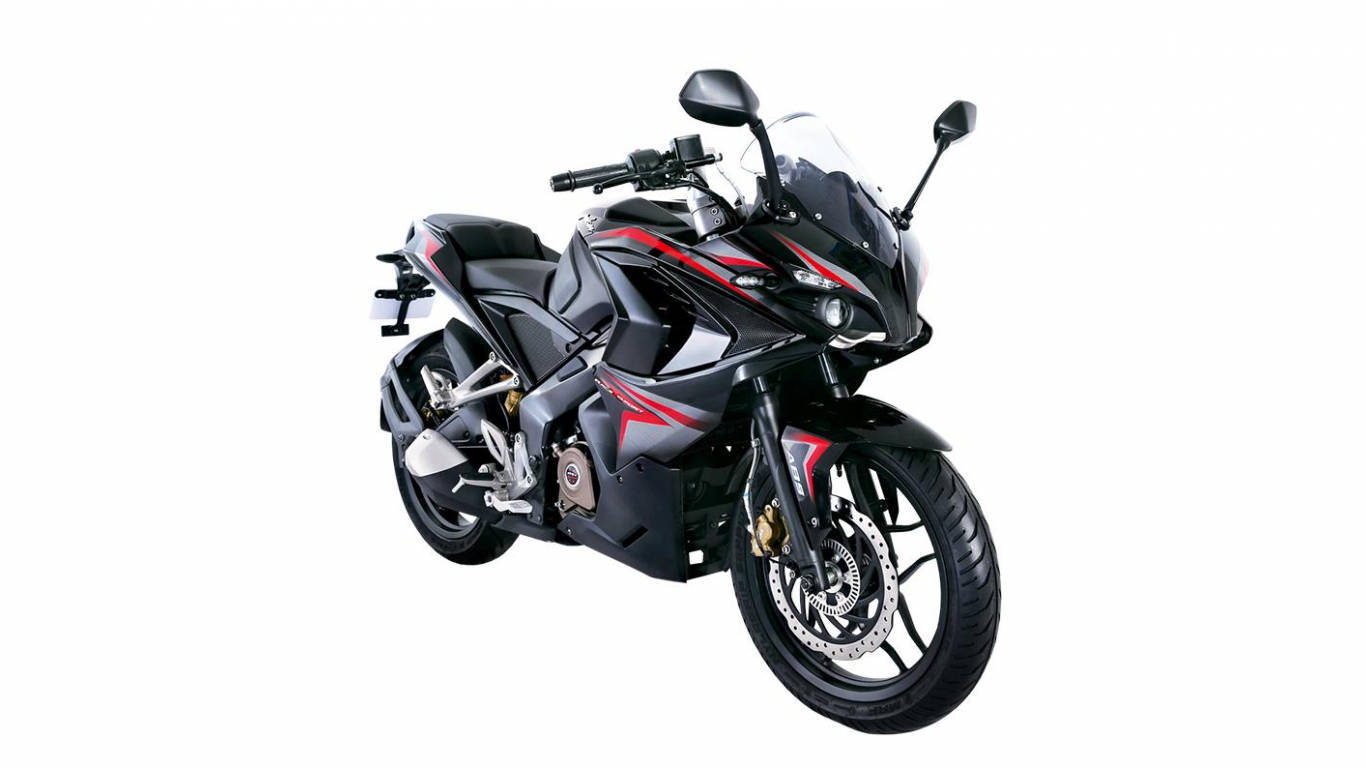 前進中的Pulsar RS200 壁紙 — 一架時尚黑色運動電單車，帶有紅色點綴和清晰擋風玻璃，孤立在純白色背景上。