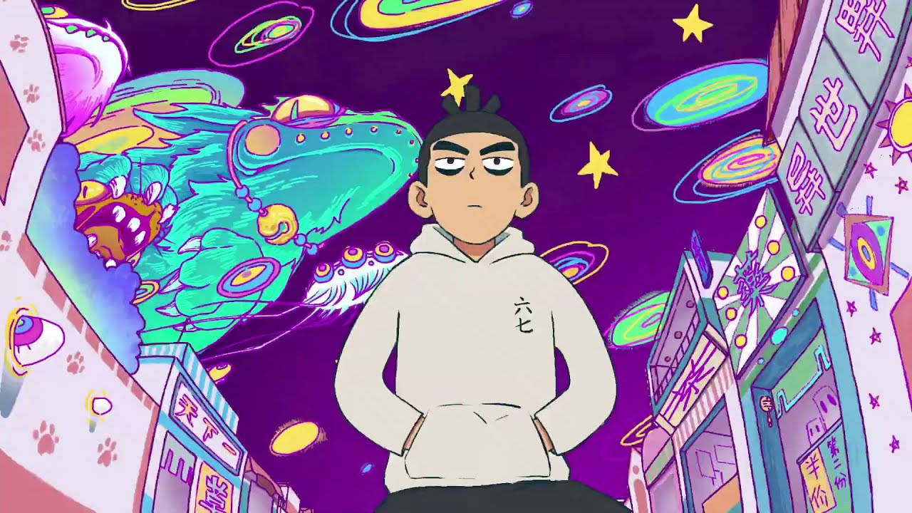年輕男子穿連帽衫在霓虹小巷，漂浮外星生物。