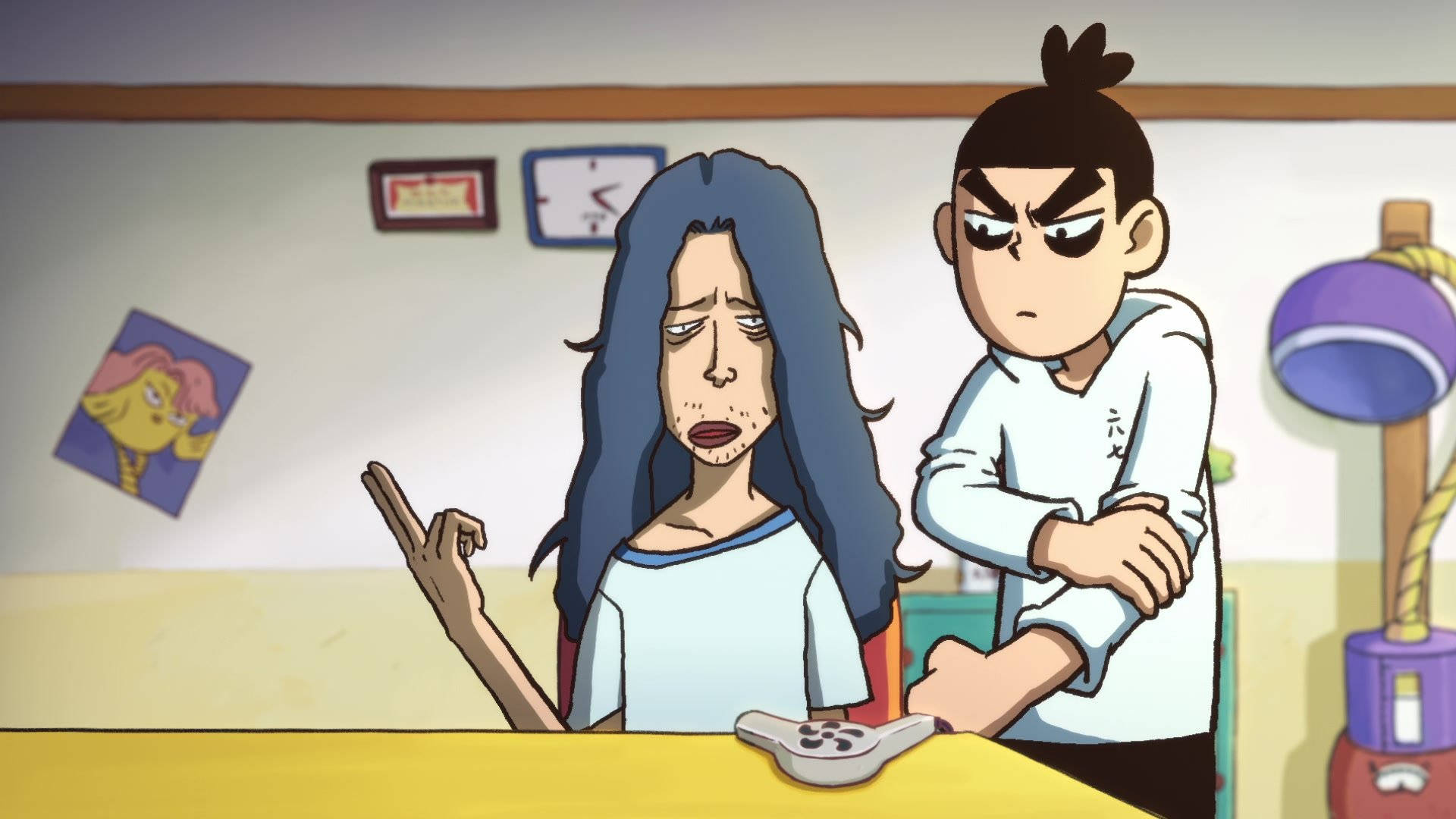 一個憤怒的男孩站在一個沮喪的女人身後，她正在遊戲桌旁拿著控制器。