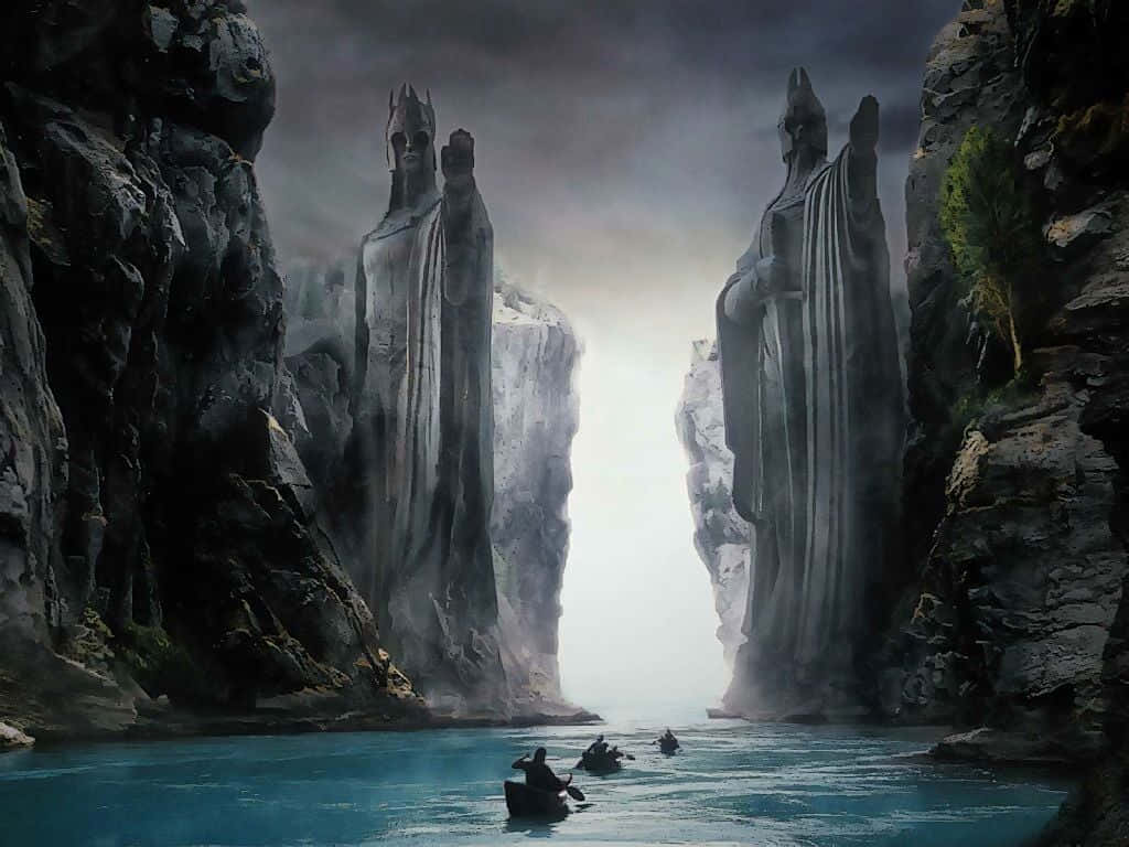 魔戒 桌布 壁紙 — 剪影中的划艇者在暴風雨灰暗的天空下，沿著兩旁高聳石像的碧綠河流航行。