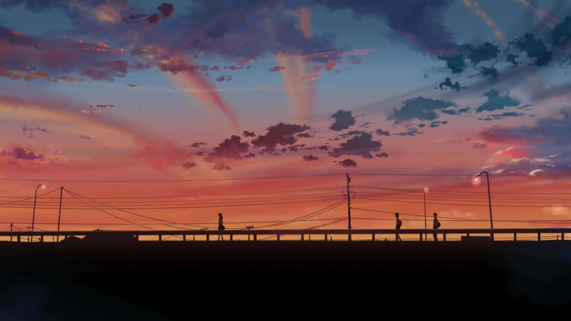 Makoto Shinkai 桌布 壁紙 — 剪影人物在橋上行走，天空是充滿活力的日落，帶有粉紅色、橙色和紫色的雲彩條紋。