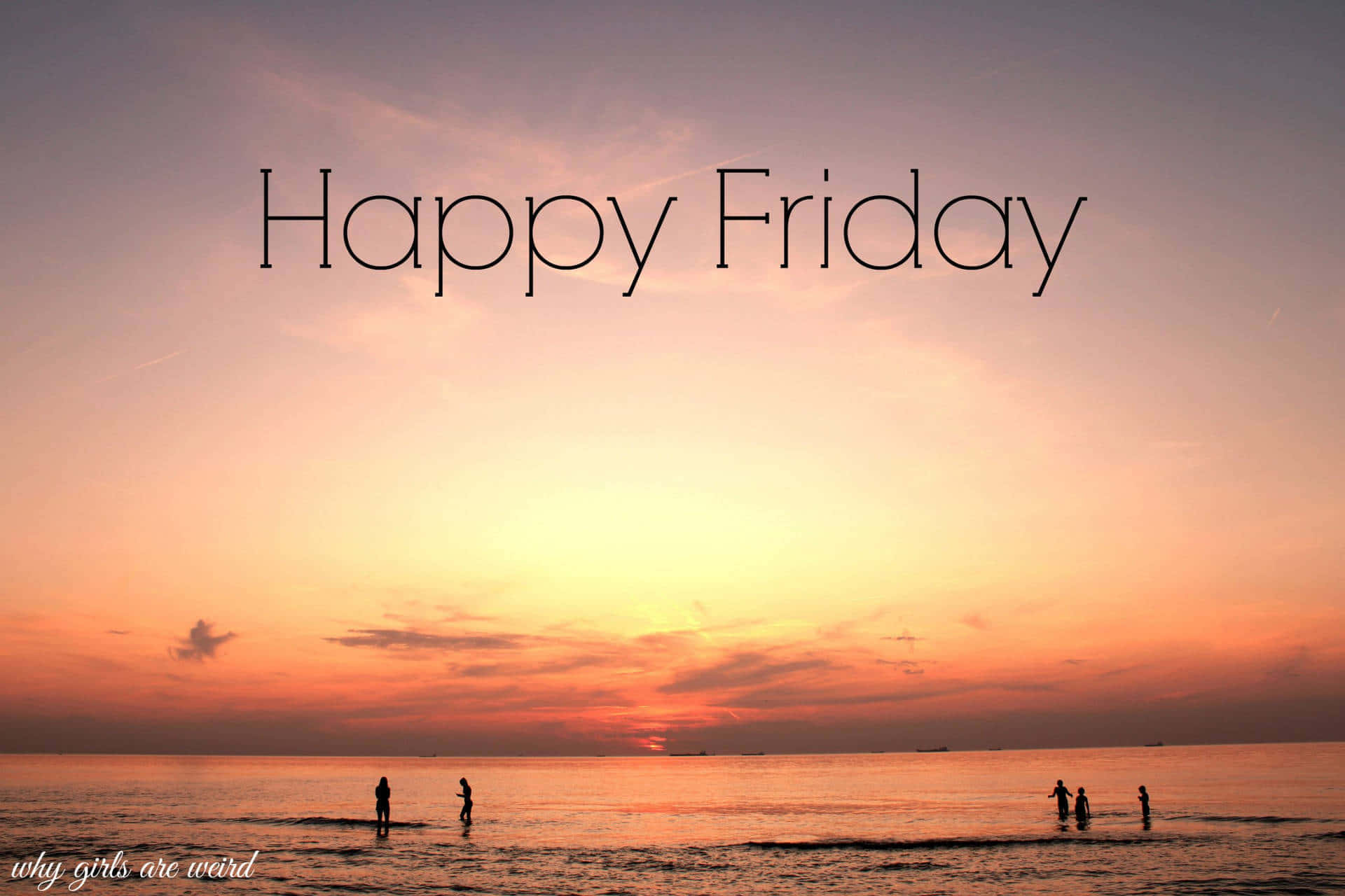 Friday 桌布 壁紙 — 剪影人物在海洋水中涉水而行，夕陽燦爛，將天空染成溫暖的橙色和紫色調。