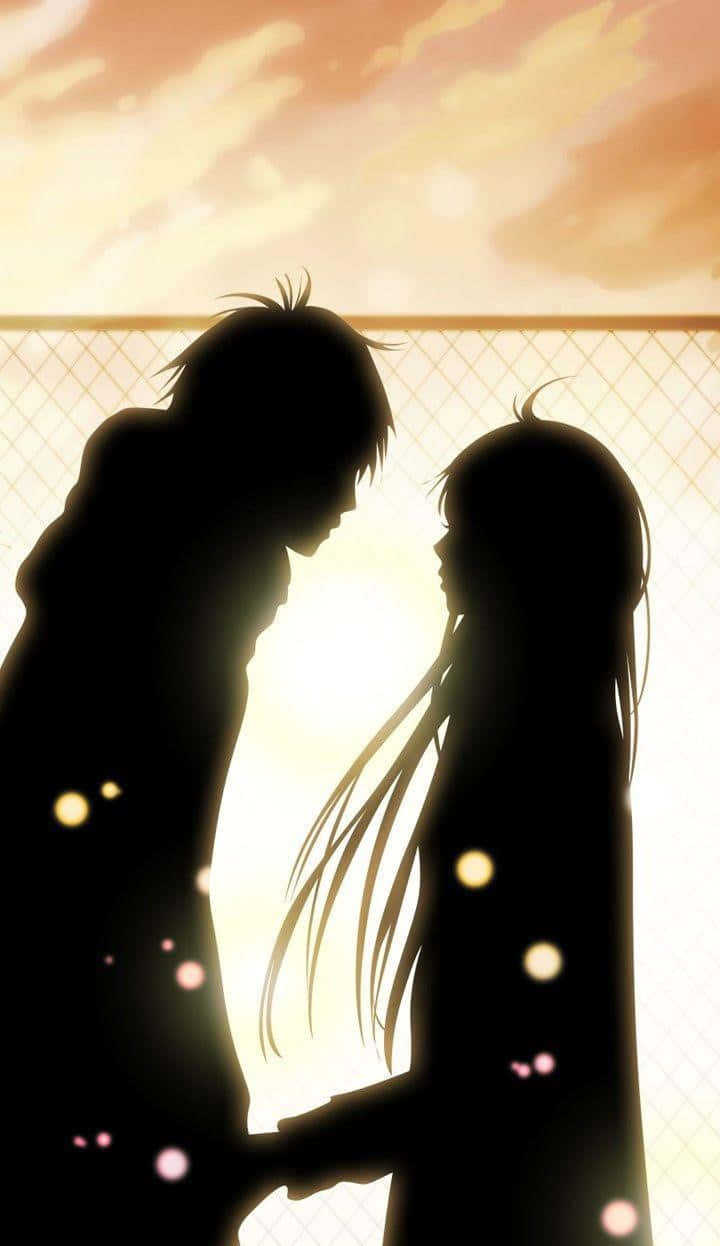 Cute Anime Couple 桌布 壁紙 — 剪影動畫情侶在溫暖的日落天空下牽手，周圍有漂浮粒子。