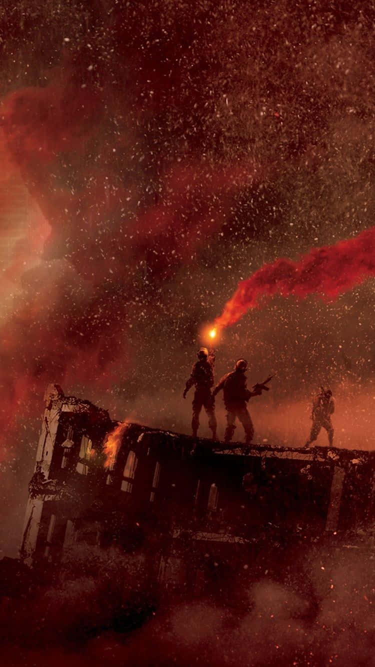 Godzilla 2014 桌布 壁紙 — 剪影士兵站在廢墟建築頂部，血紅色的天空充滿墜落的餘燼和煙霧。