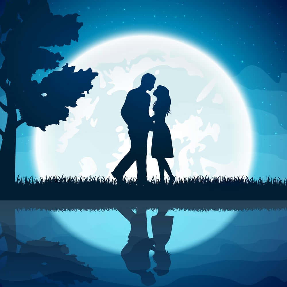 Lovers 桌布 壁紙 — 剪影情侶在平靜水面倒映的閃爍滿月和星空夜空下擁抱。