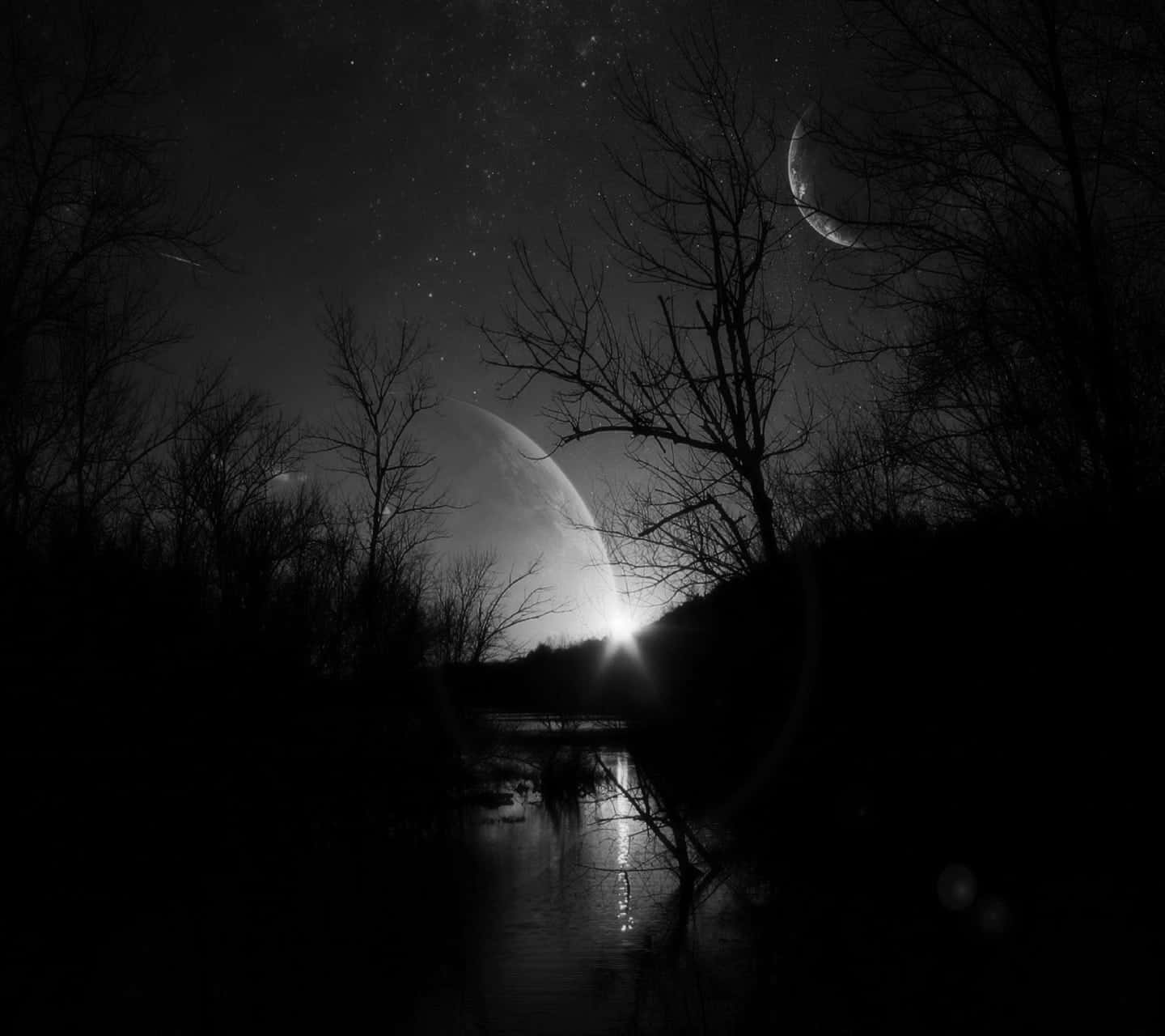 Dark Landscape 桌布 壁紙 — 剪影樹木框住一個繁星點點的夜空，新月和發光的外星行星在反射的河流上方。