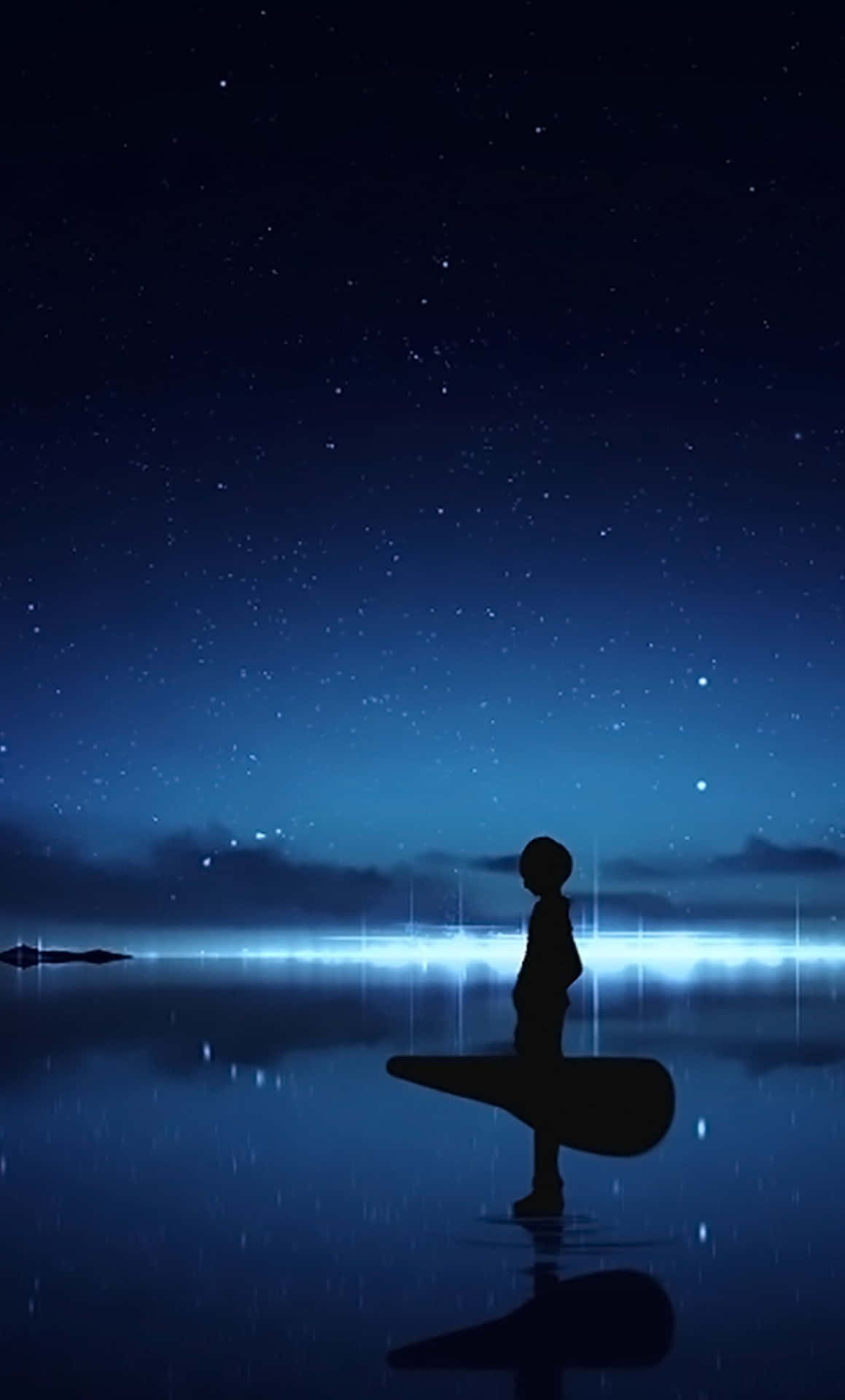 一個衝浪者的剪影站在水中，星空下閃爍著地平線的光芒。
