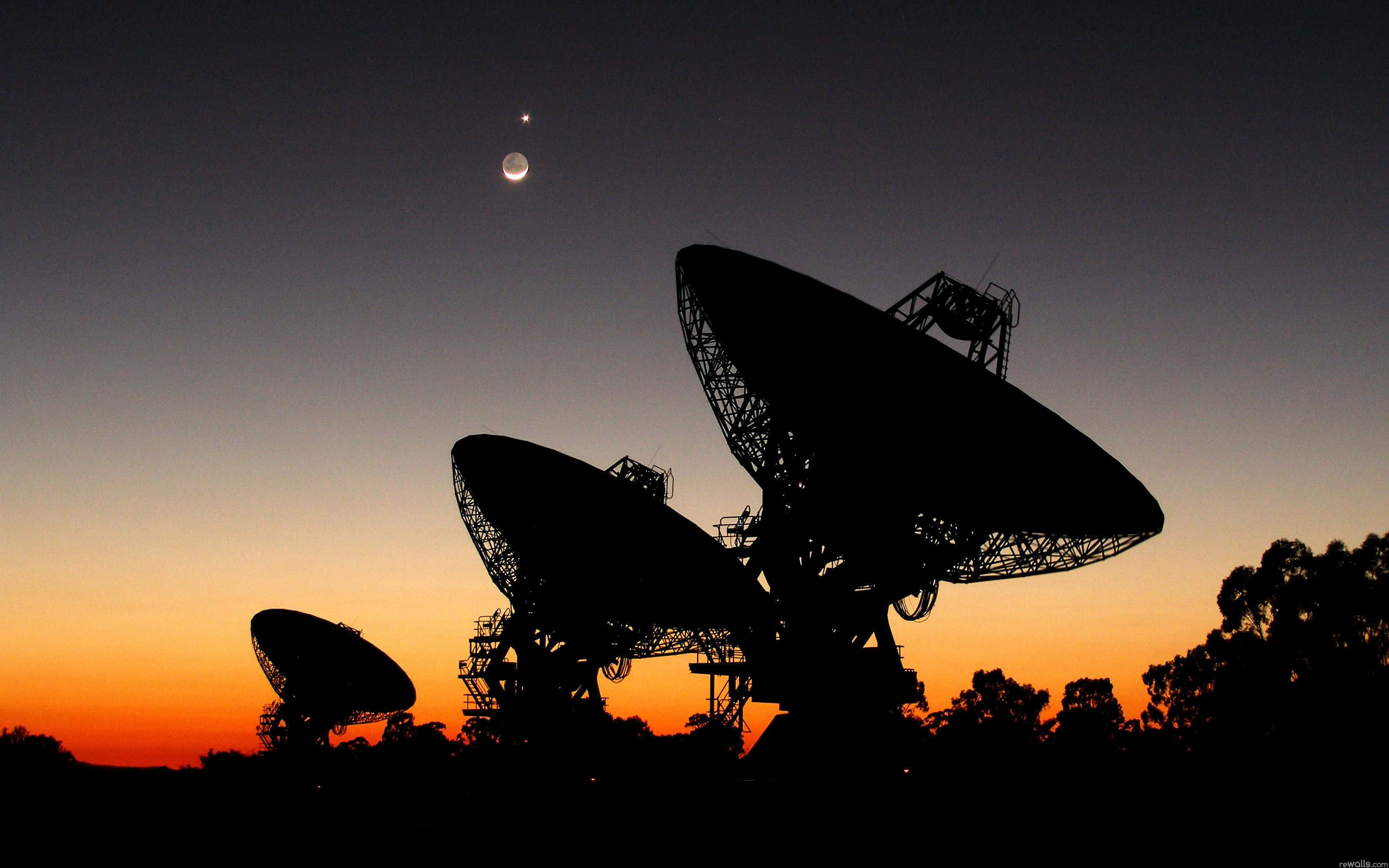 Radio Telescope 桌布 壁紙 — 剪影的無線電望遠鏡矗立在暮色天空下，上方可見新月和行星。