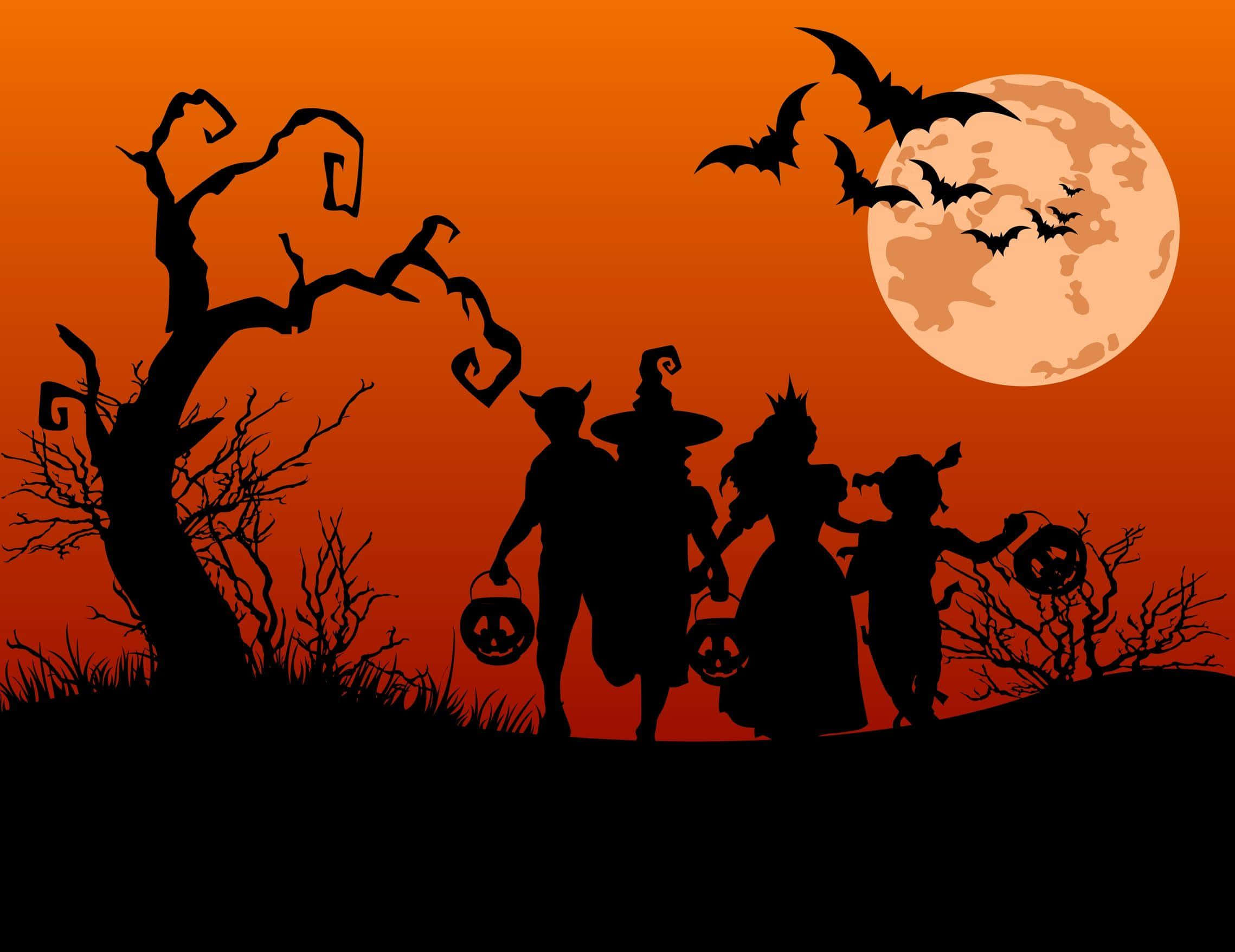 Trick-or-treaters 桌布 壁紙 — 剪影的萬聖節兒童穿著服裝在滿月下行走，蝙蝠在橙色天空中飛翔。