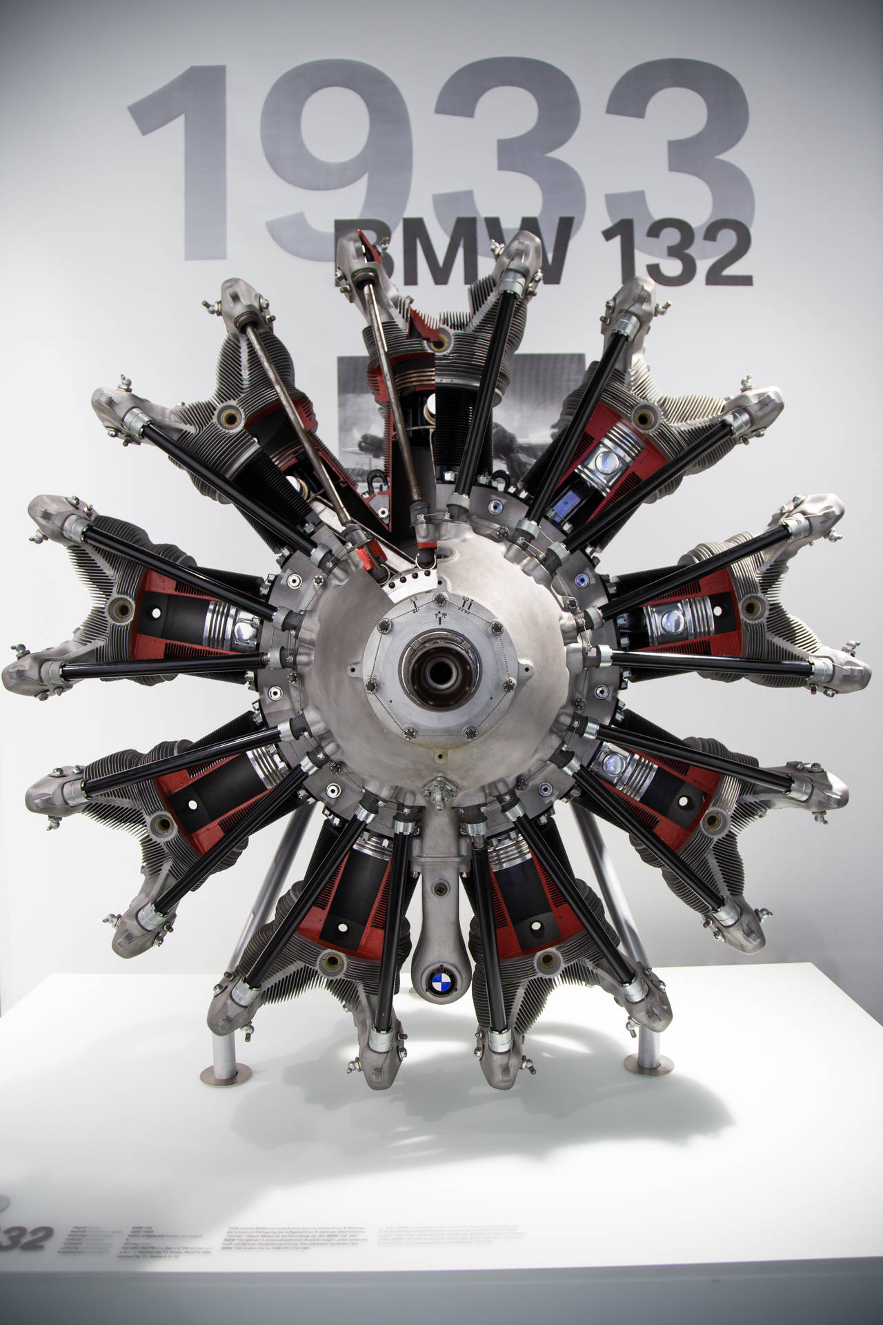 星形飛機引擎展示中，背景有'1933 BMW 132'文字。