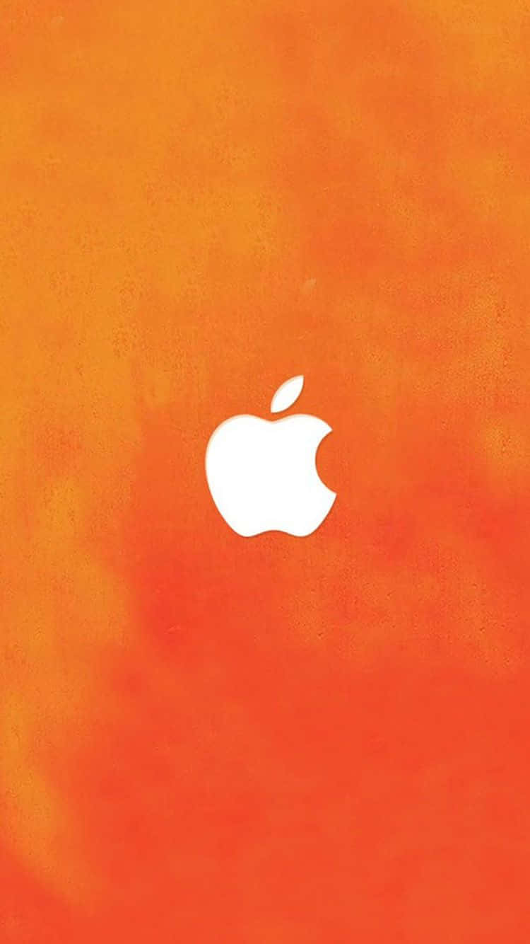創意 iPhone 與創意字體設計 壁紙 — 白色Apple標誌置中於帶有紋理的暖橙紅色漸變背景上。