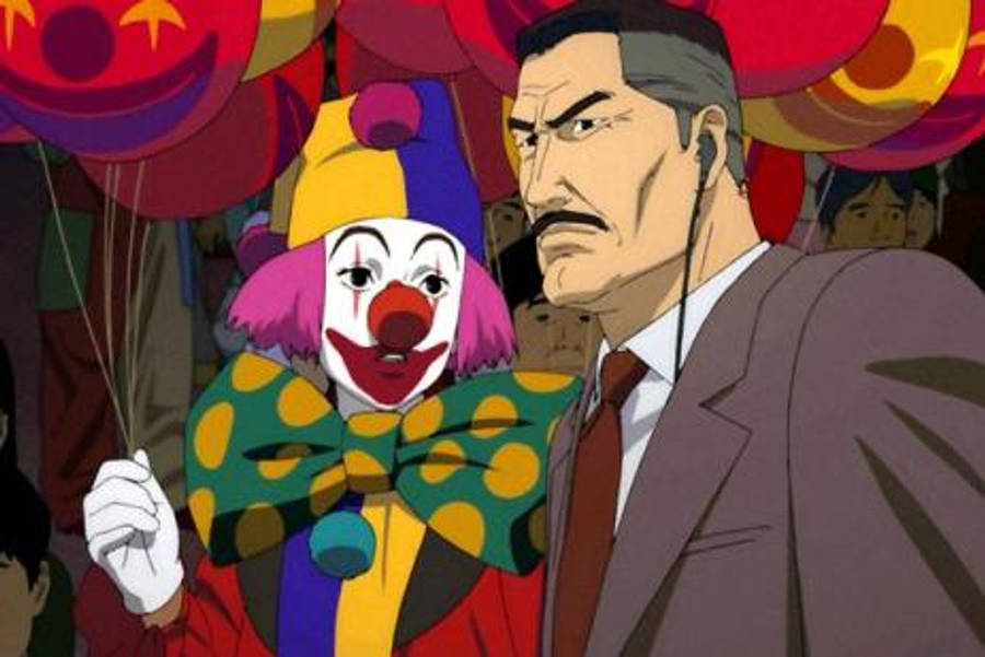 創新先驅 - Satoshi Kon 壁紙 — 一個嚴肅嘅西裝男人企喺一個色彩繽紛嘅小丑旁邊，小丑喺擠迫嘅節日場景中揸住氣球。