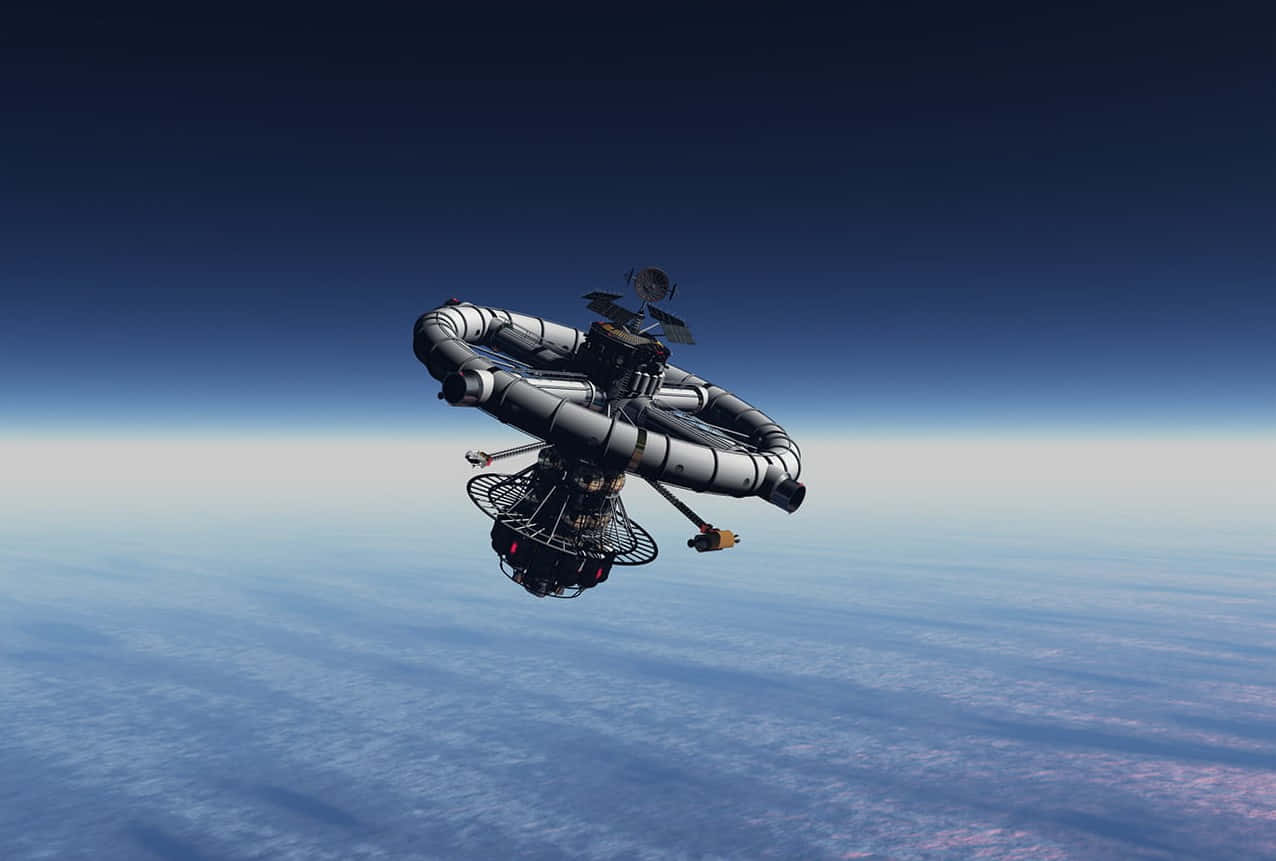 創新太空科技運作瞬間 壁紙 — 一顆詳細的衛星在地球彎曲的藍色地平線上方運行，背景是深邃的太空。