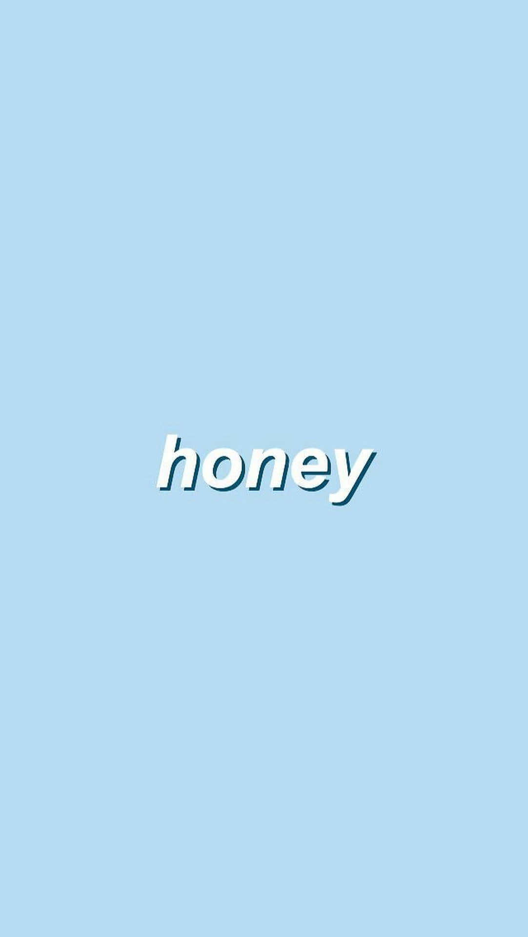 白色3D文字「honey」在淺藍色背景上。