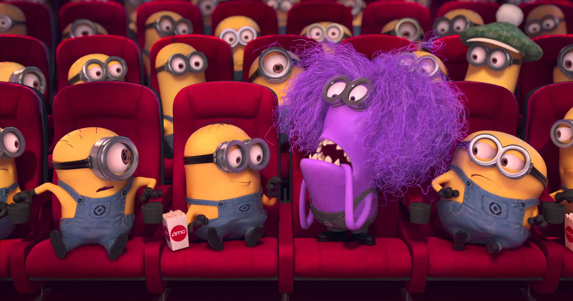 劇院中的惡魔小兵 壁紙 — 一個紫色頭髮嘅Minion喺戲院座位入面尖叫，周圍有黃色Minion睇緊電影。