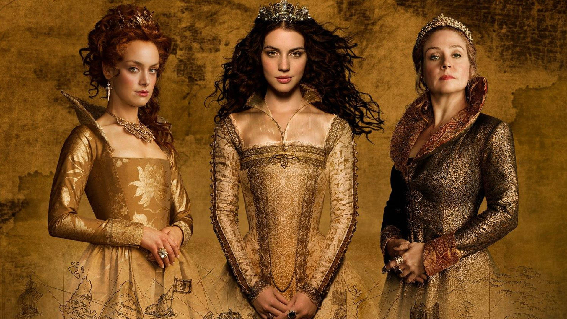 劇集《Reign》公主們的古紙藝術 壁紙 — 三位高貴女性身穿華麗金色文藝復興長袍，站在帶有微妙地圖圖案的紋理金色背景前。