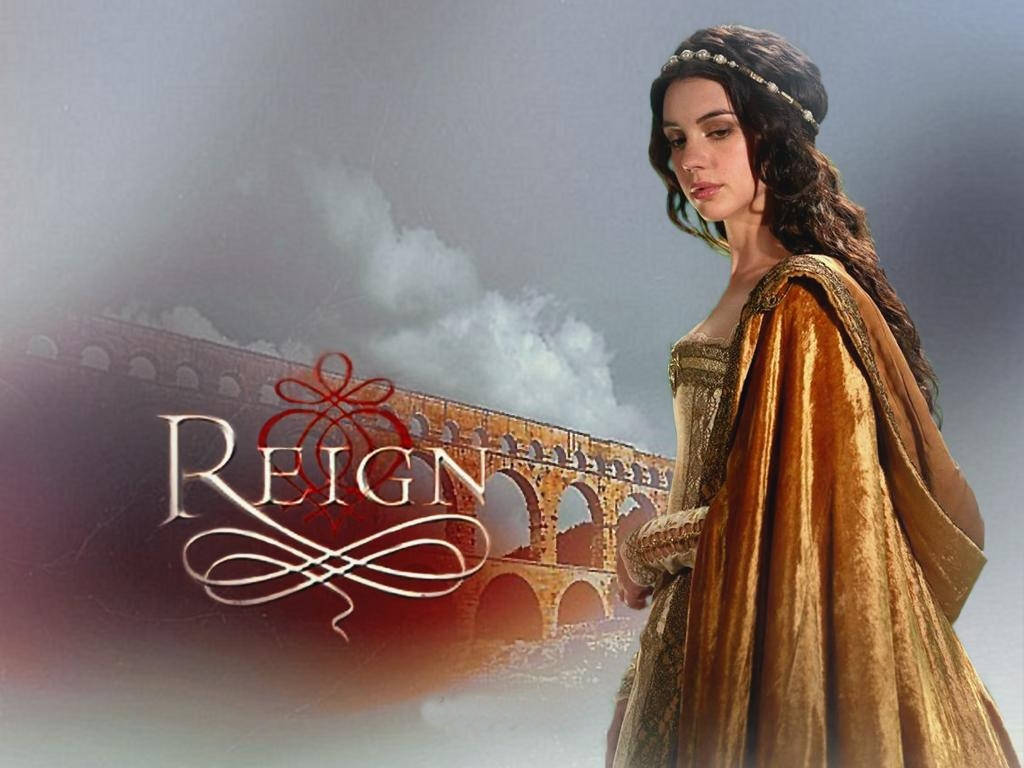 劇集《Reign》瑪麗·斯圖亞特公主 壁紙 — 一位身穿金色中世紀服飾的貴族女性站在石砌水道橋前，天空多雲，標題顯示為Reign。