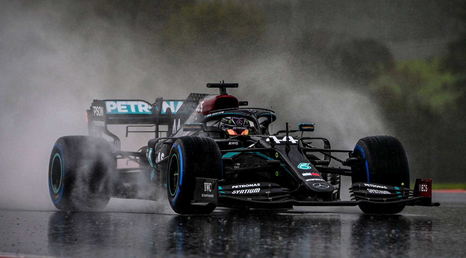 F1賽車在暴雨中於潮濕賽道上疾馳。 — 雨 壁紙
