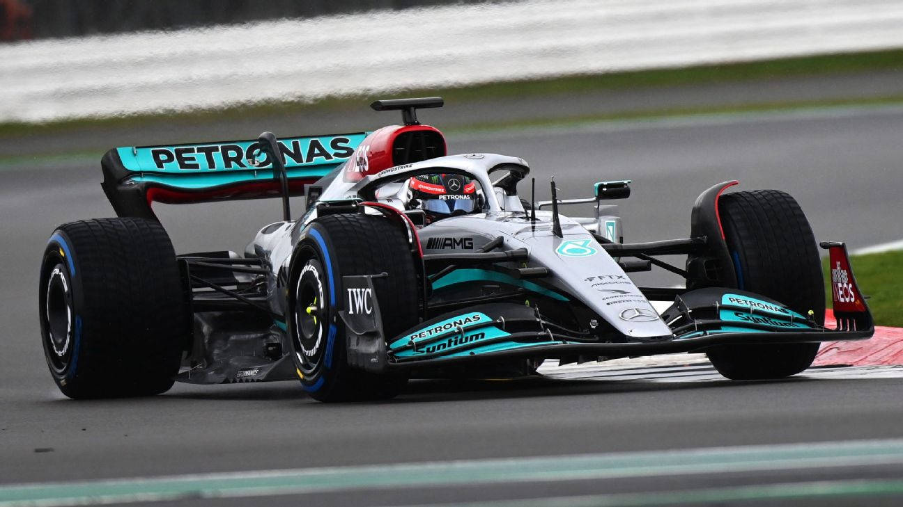 劉易斯·漢密爾頓左轉 壁紙 — 一架Mercedes-AMG Petronas一級方程式賽車在潮濕的賽道上疾馳，輪胎濺起水花。