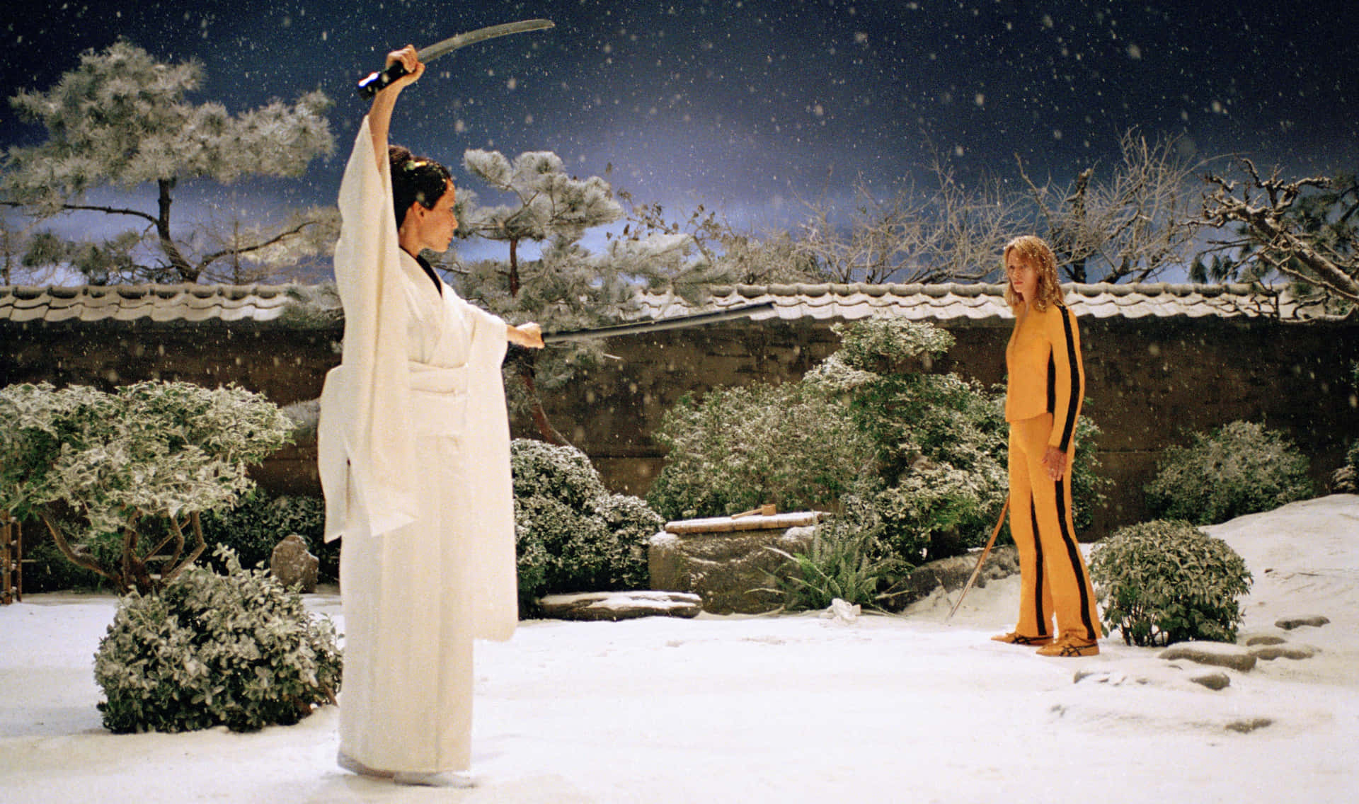 兩個武術家在雪夜的日本花園中對峙。