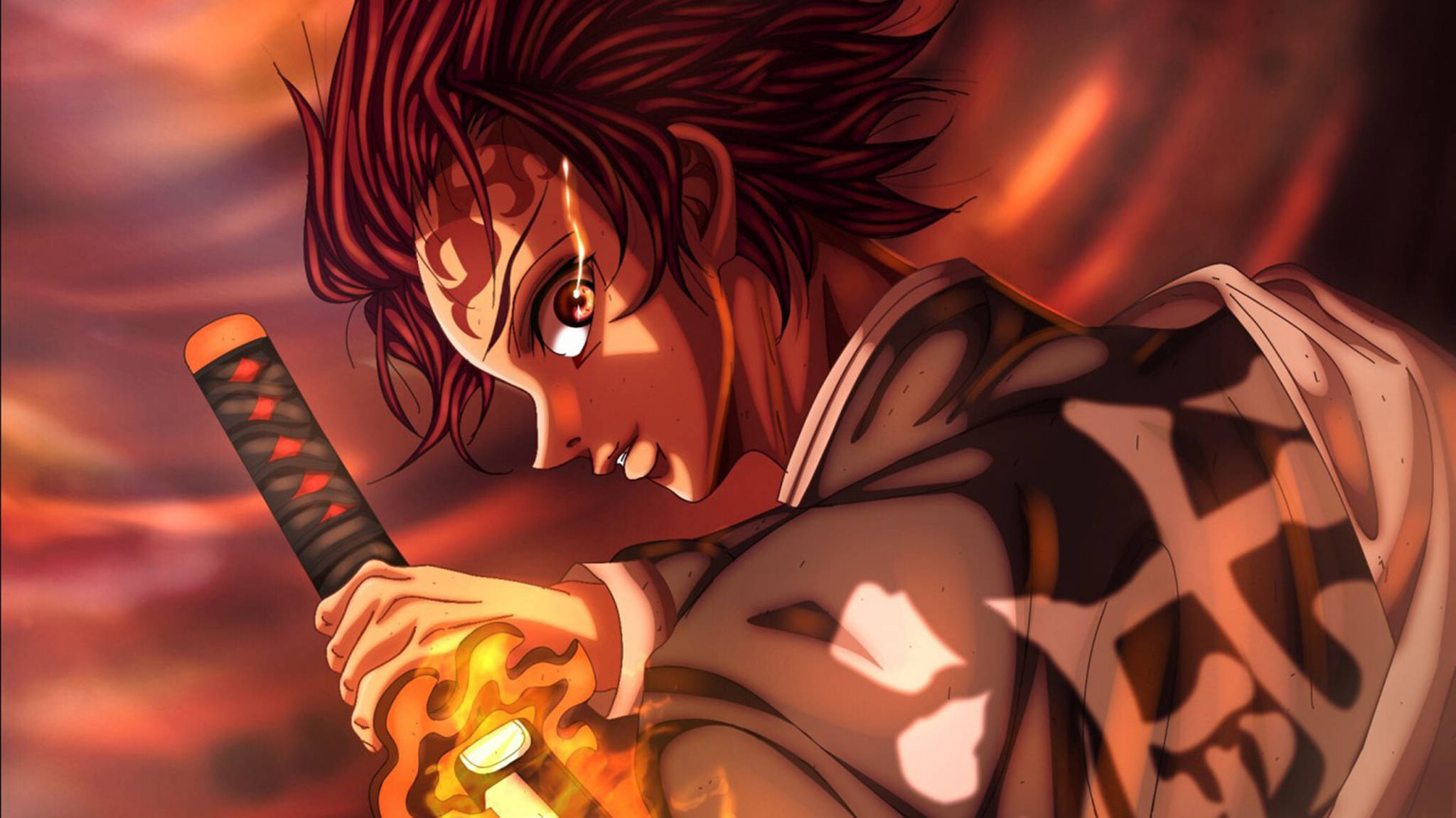 劍士竈門炭治郎PFP 壁紙 — 一位意志堅定的紅髮動漫戰士，在熾熱的夕陽天空下握著一把火焰劍。